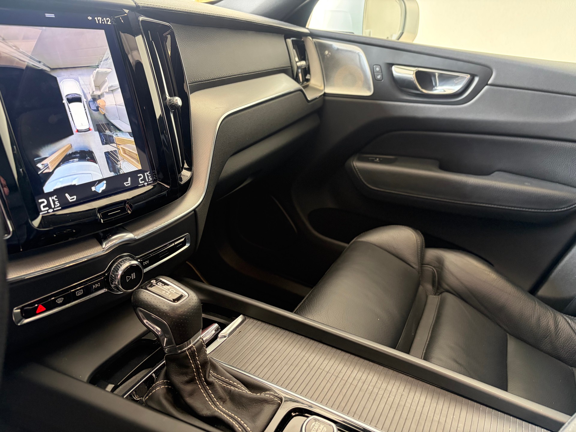 VOLVO XC60 T6 AWD R-Design Geartronic-image-12