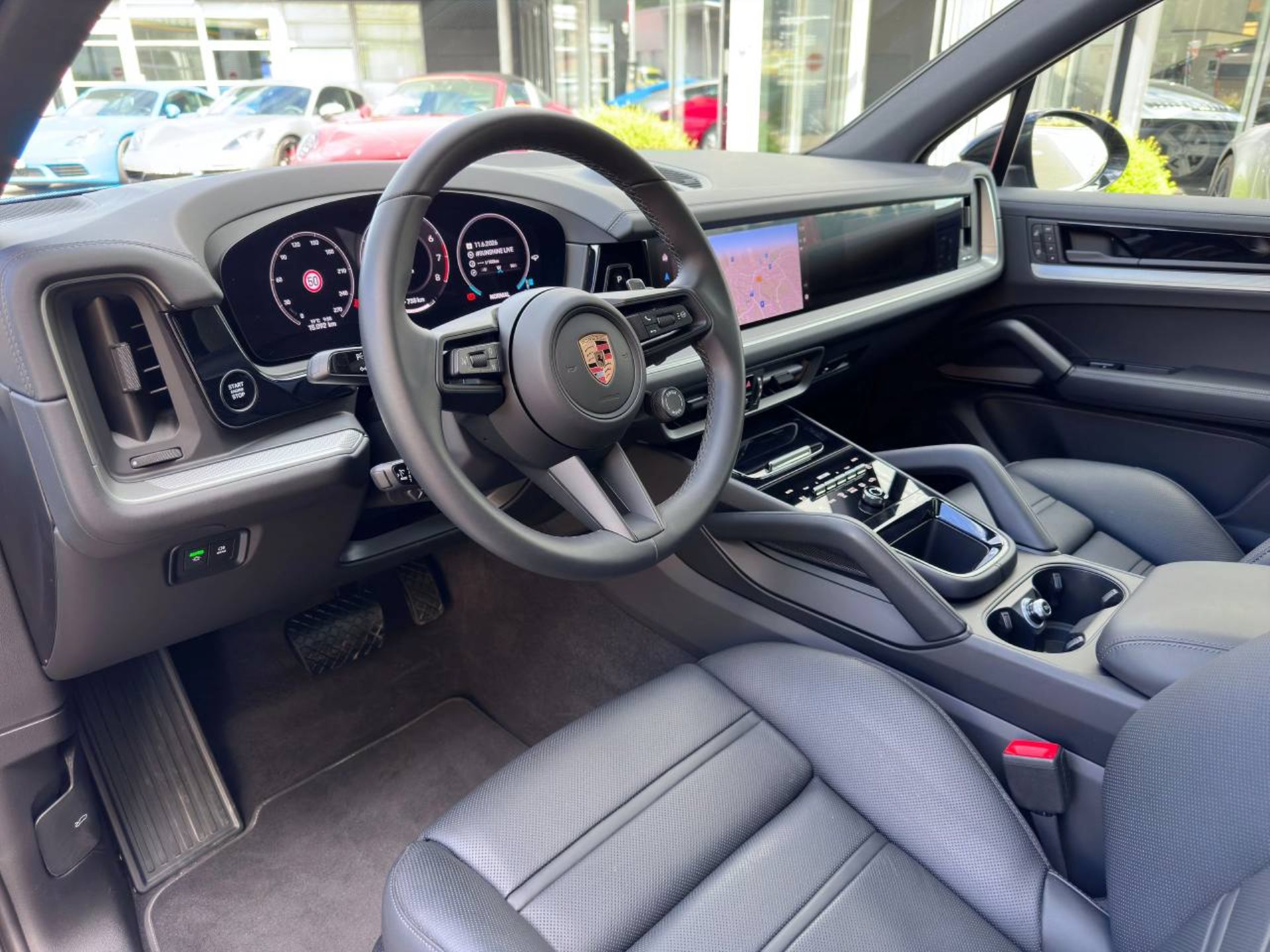 PORSCHE Cayenne-showroom-element-3