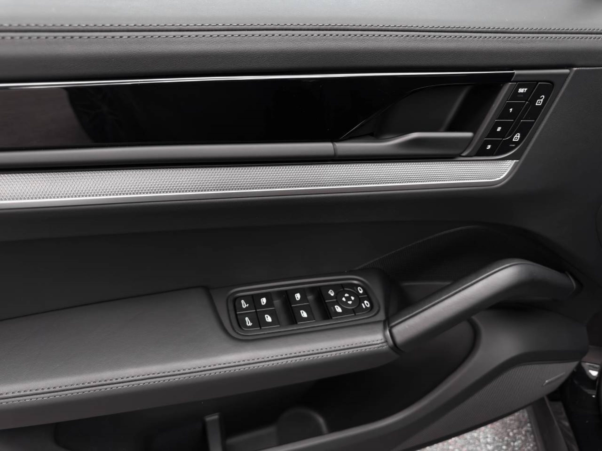 PORSCHE Cayenne-image-17