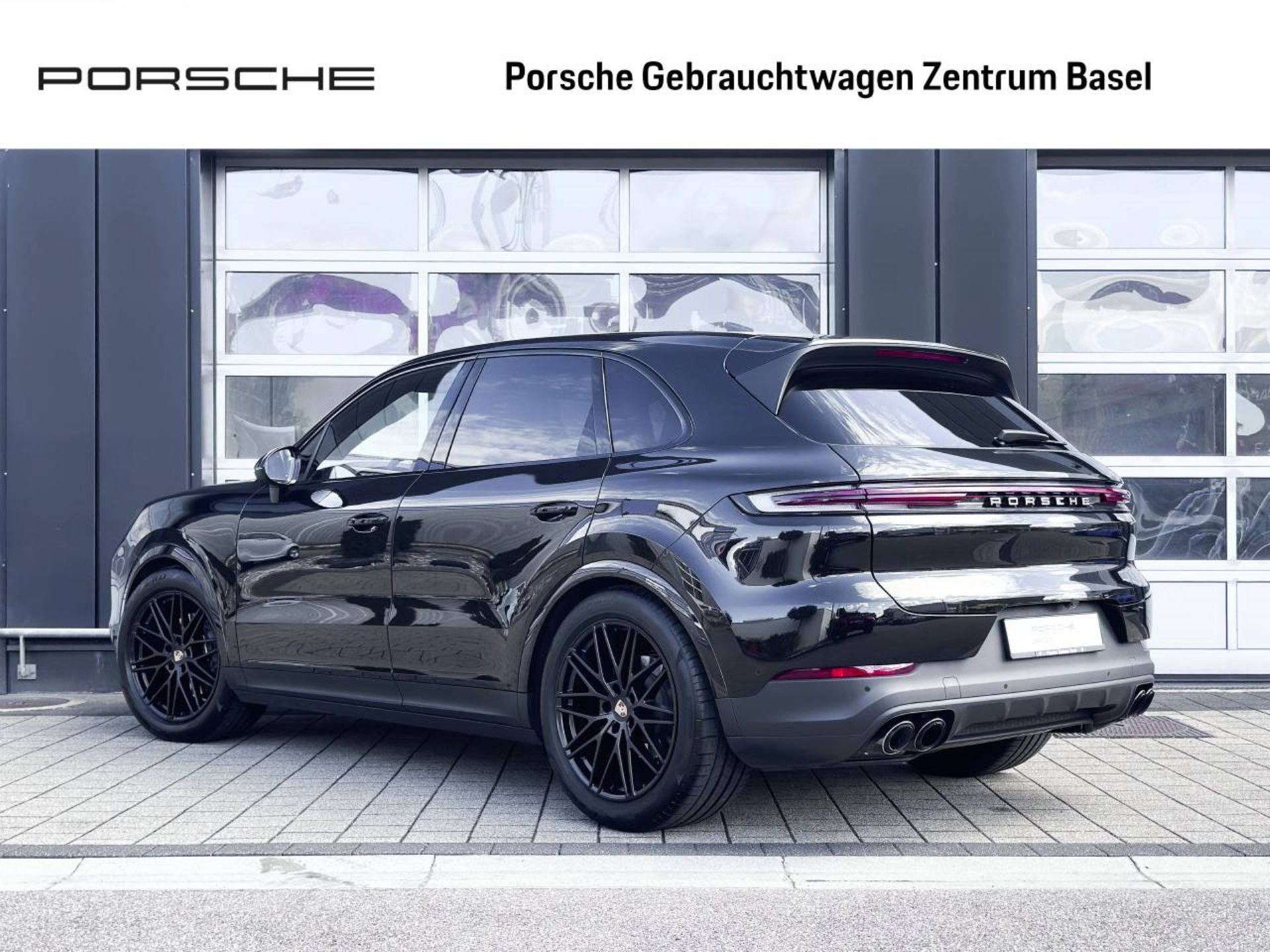 PORSCHE Cayenne-showroom-element-2