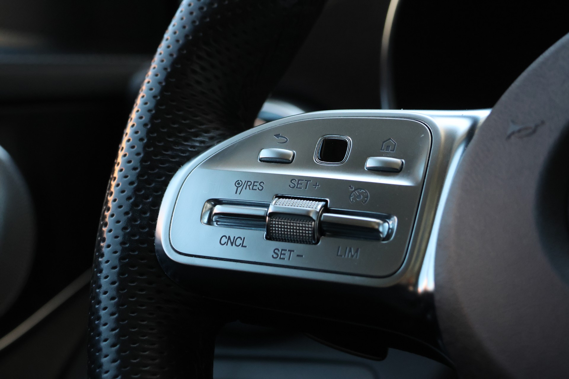 MERCEDES-BENZ GLC 300 AMG Line 4Matic 9G-Tronic + 2.4T AHK-image-16