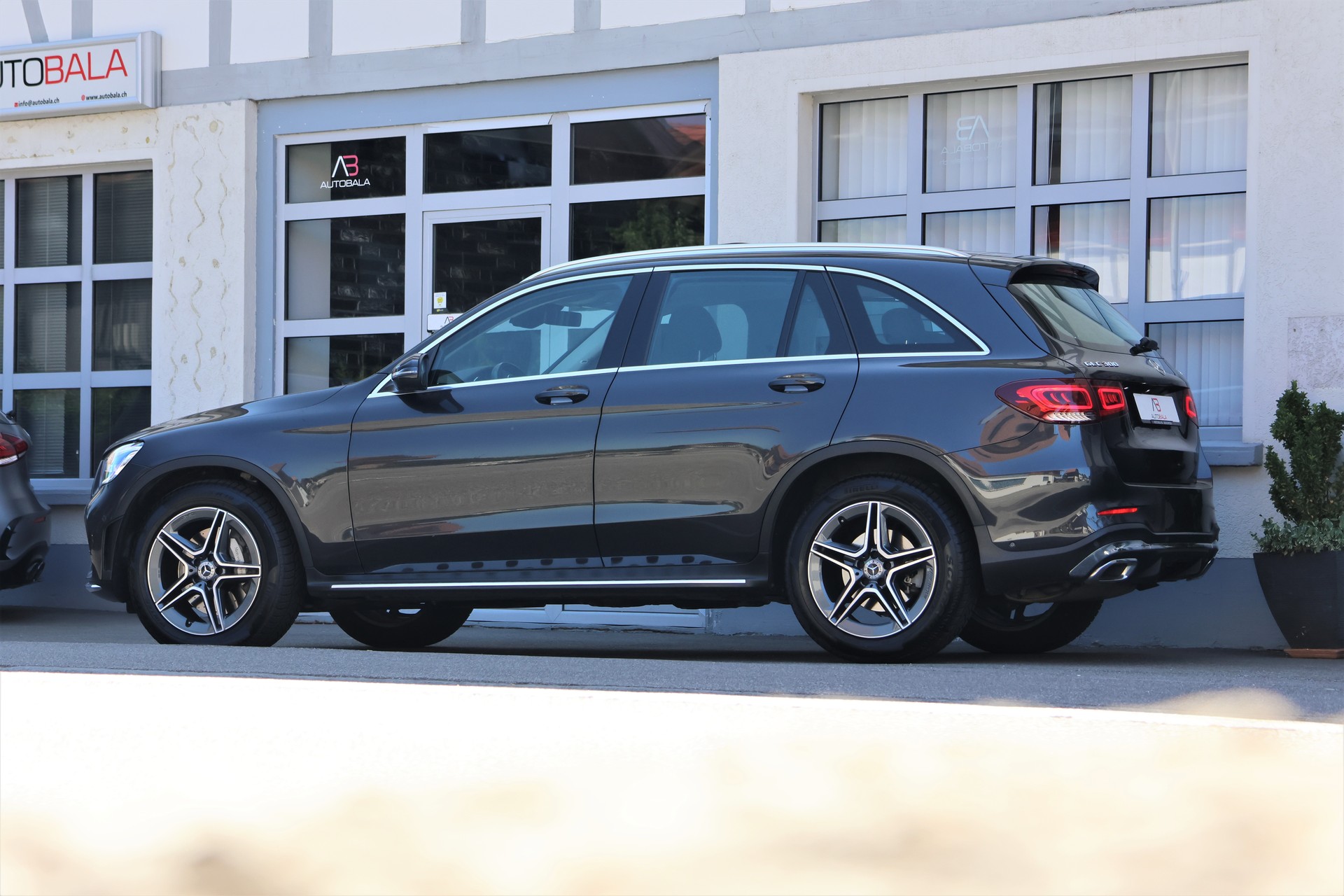 MERCEDES-BENZ GLC 300 AMG Line 4Matic 9G-Tronic + 2.4T AHK-showroom-element-3