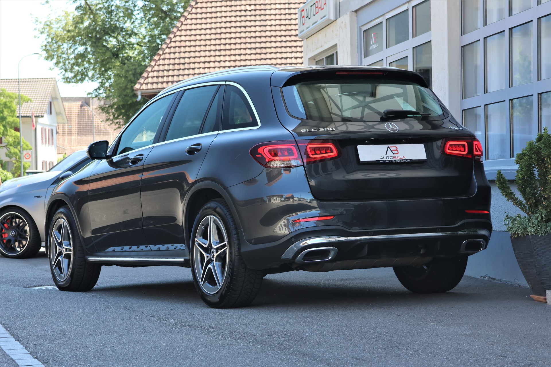 MERCEDES-BENZ GLC 300 AMG Line 4Matic 9G-Tronic + 2.4T AHK-showroom-element-2