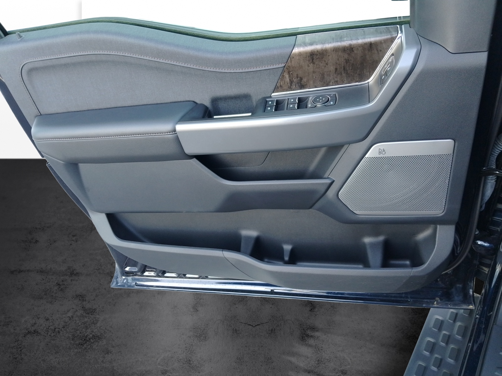 FORD F-150 Lightning DKab.Pick-up 98 kWh Lariat Launch Edition 4x4-image-9