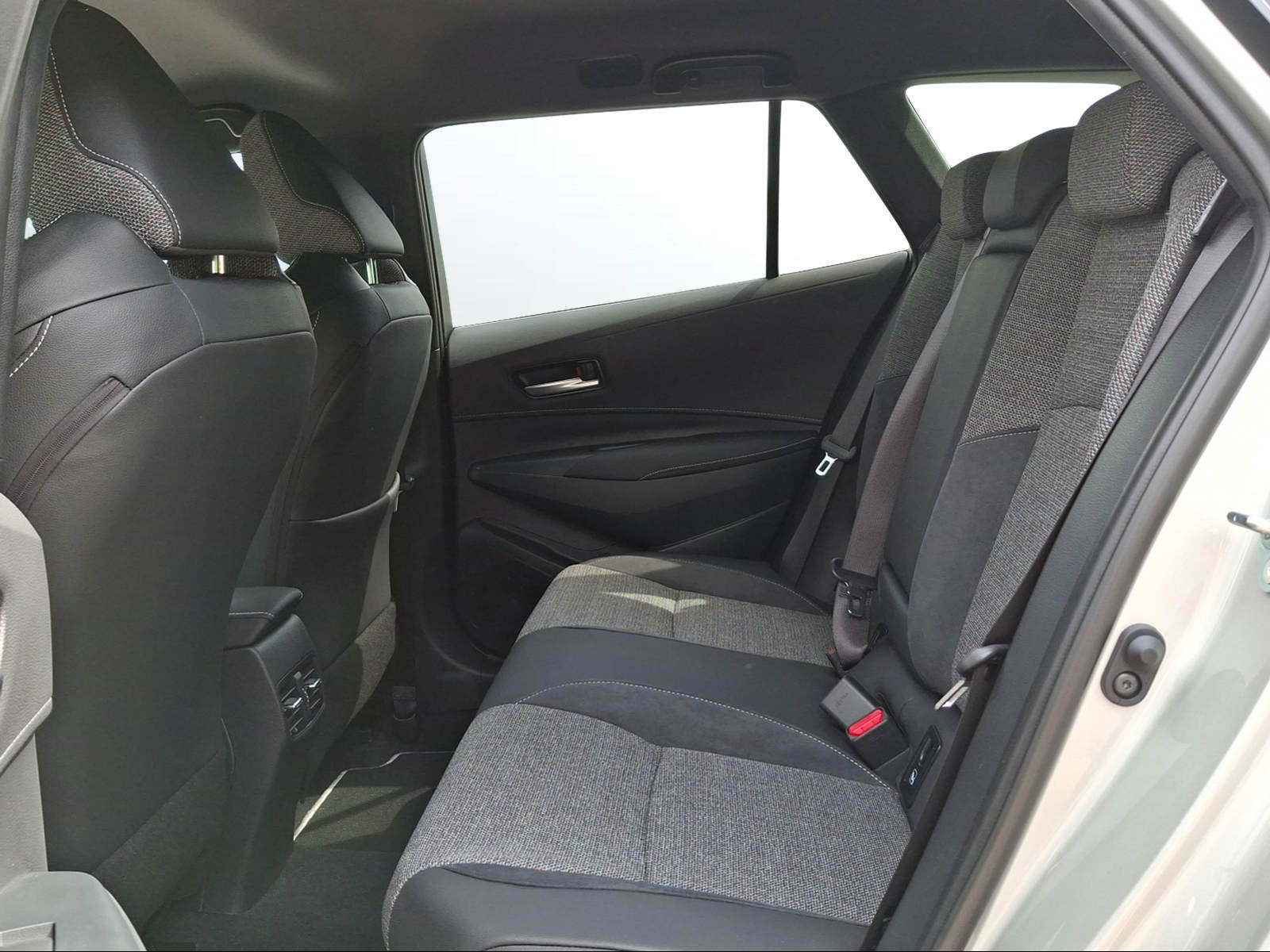 TOYOTA Corolla Touring Sports 2.0 HSD Swiss Edition e-CVT-image-11
