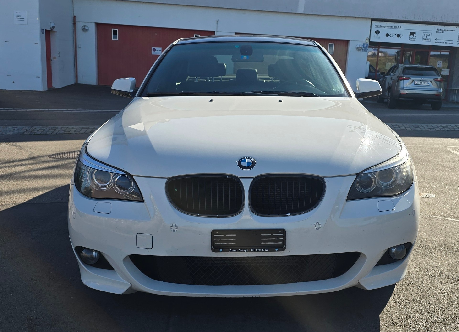 BMW d- M-Sportpaket-showroom-element-2