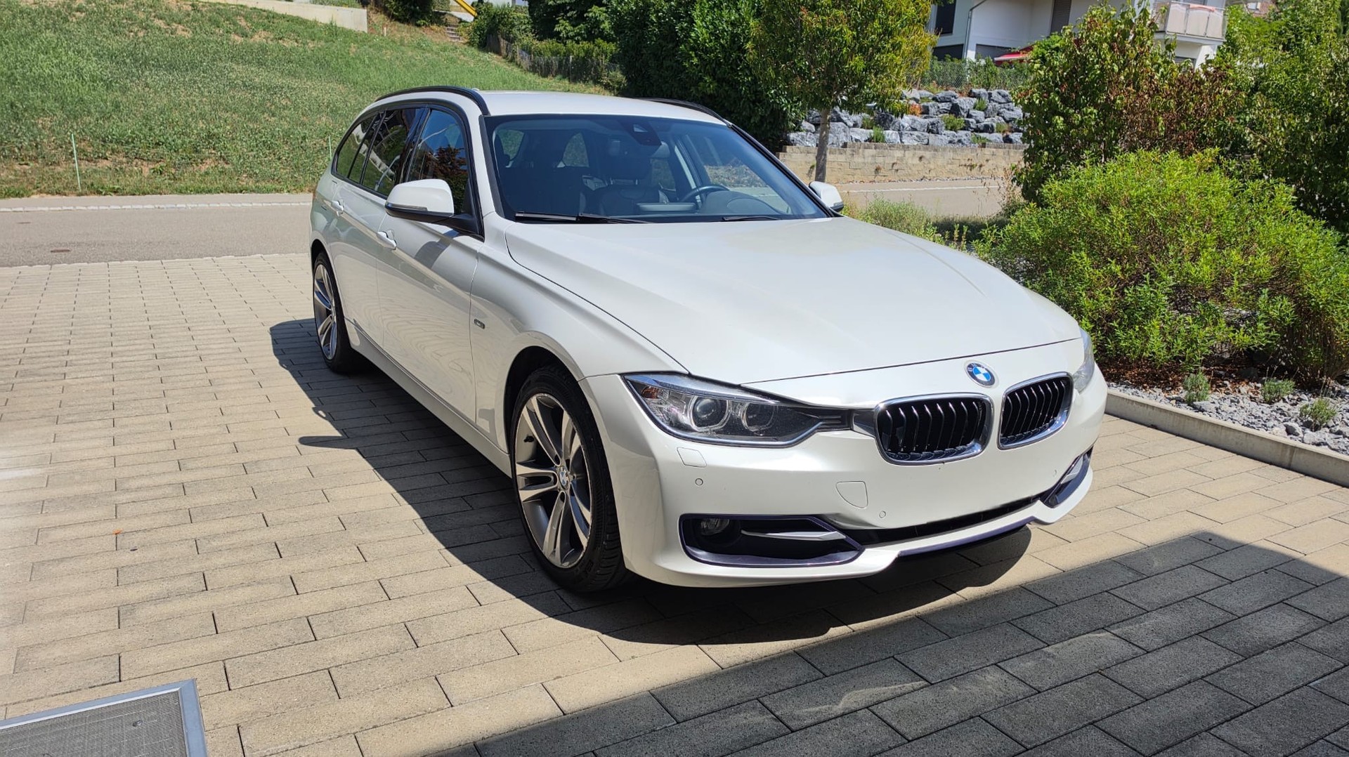 BMW 320d xDrive Touring Sport Line Steptronic mit 184 PS-showroom-element-3