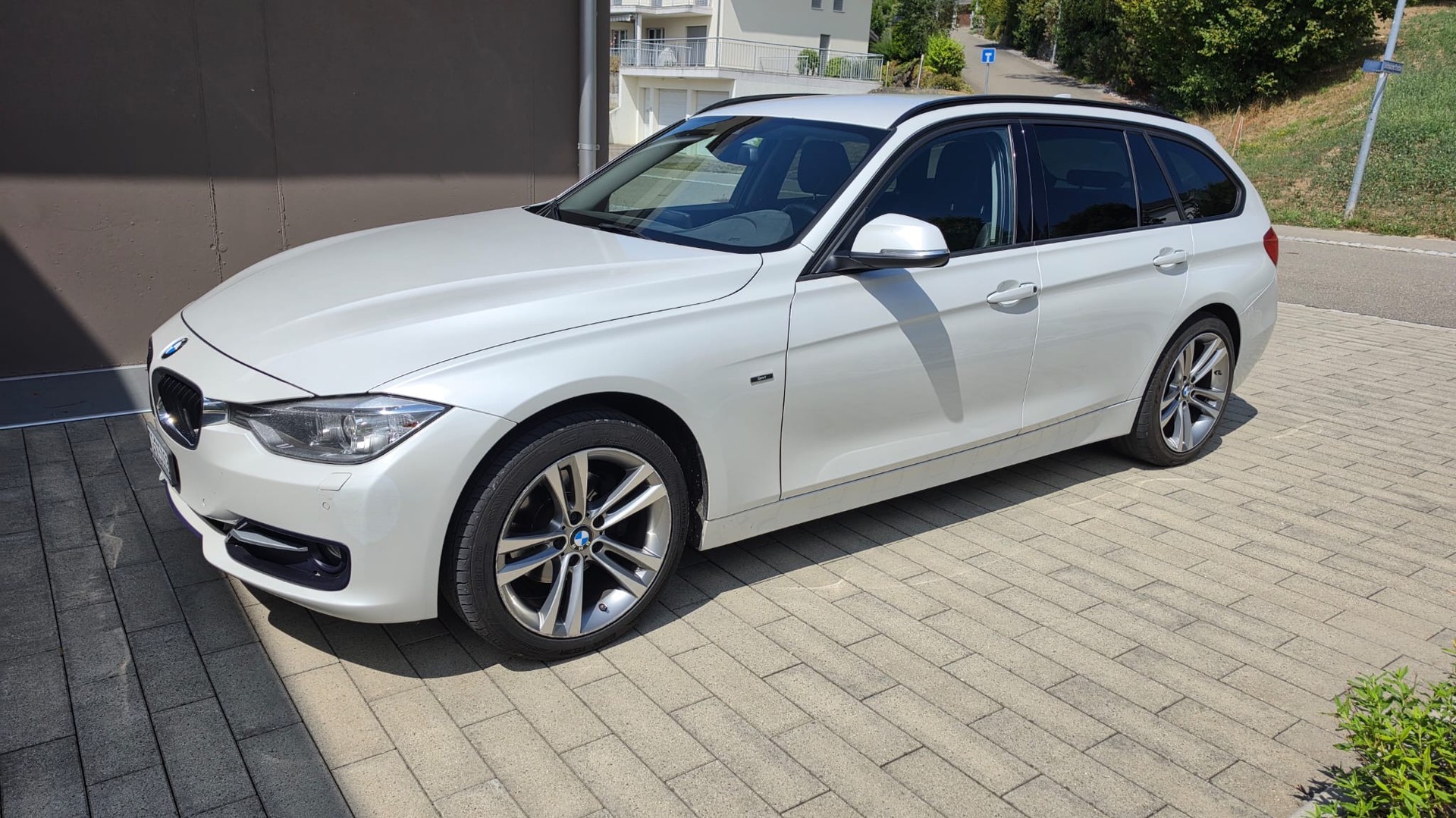 BMW 320d xDrive Touring Sport Line Steptronic mit 184 PS-showroom-element-1