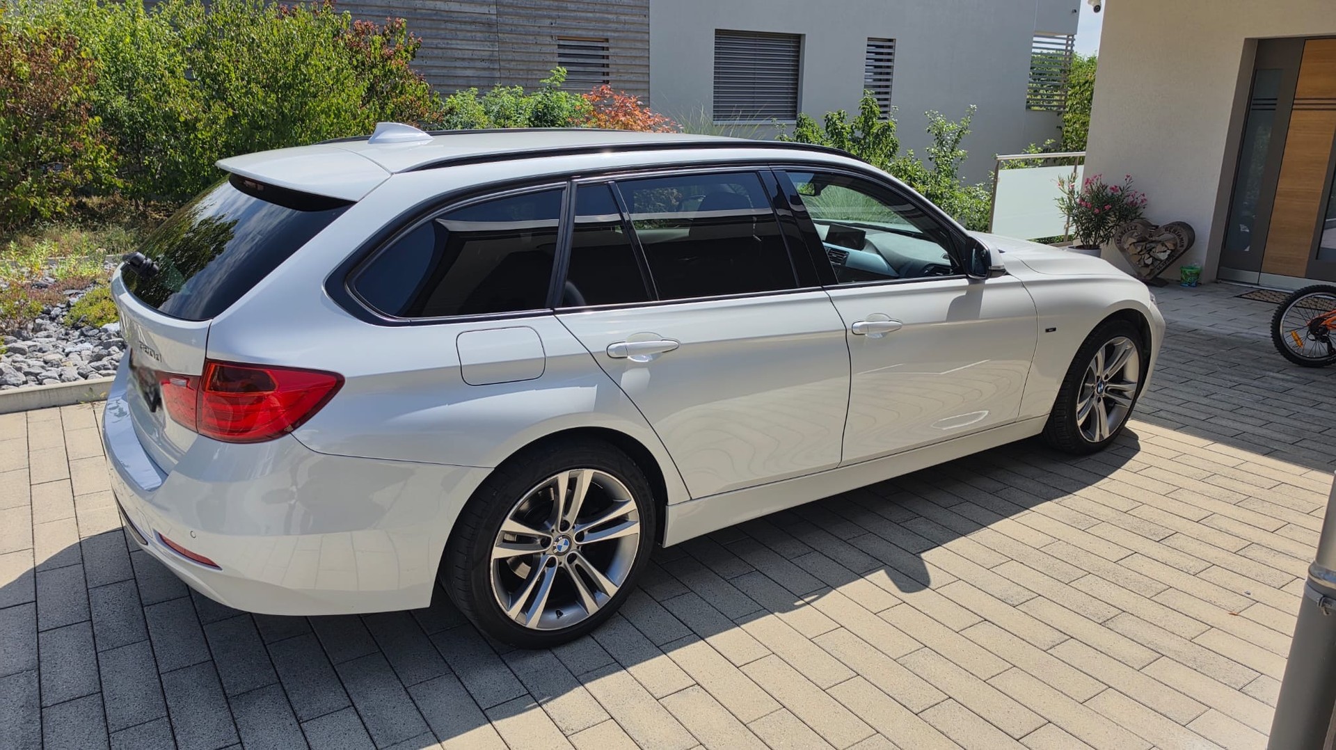 BMW 320d xDrive Touring Sport Line Steptronic mit 184 PS-showroom-element-2