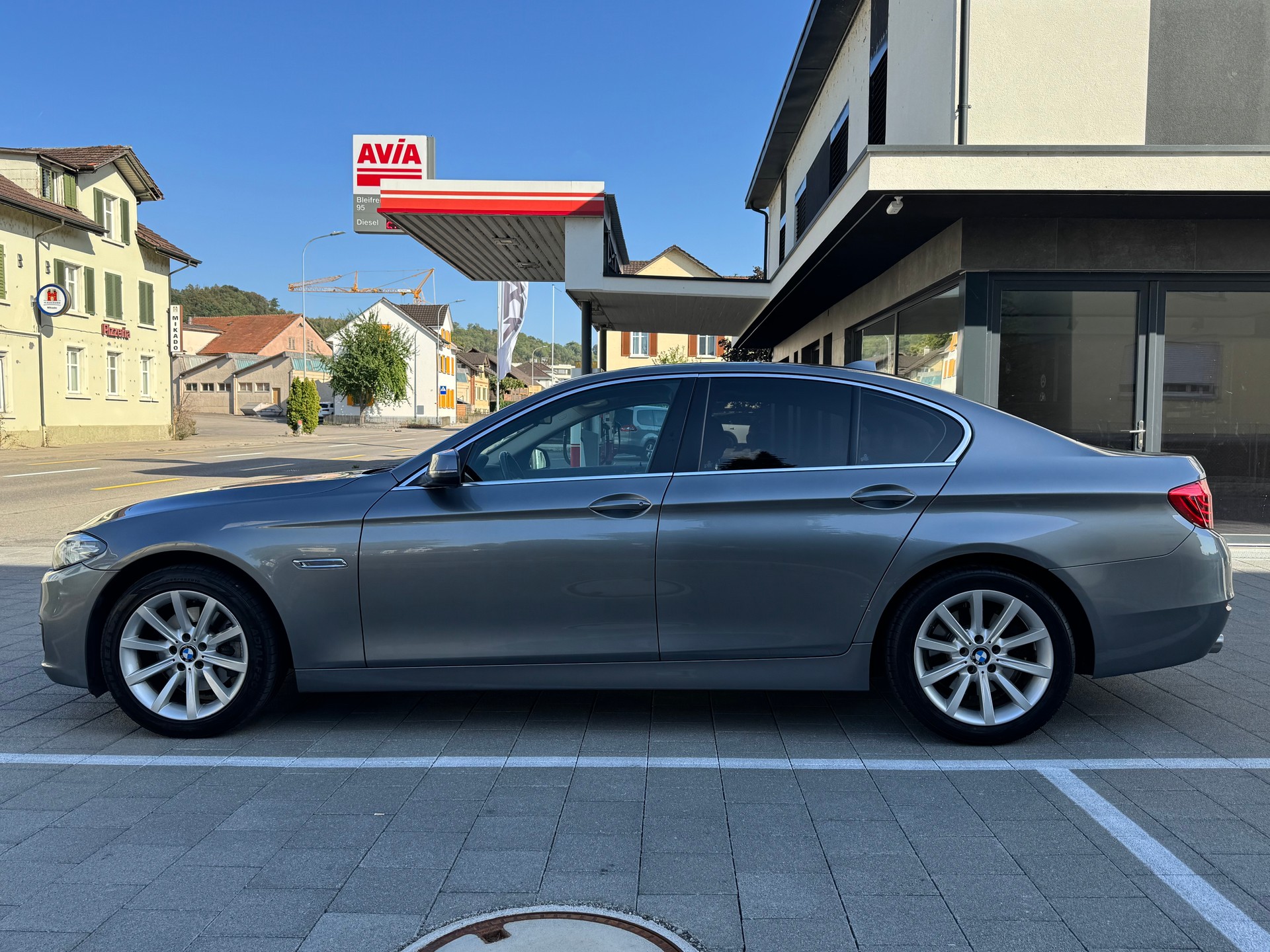 BMW 520d berline-showroom-element-1