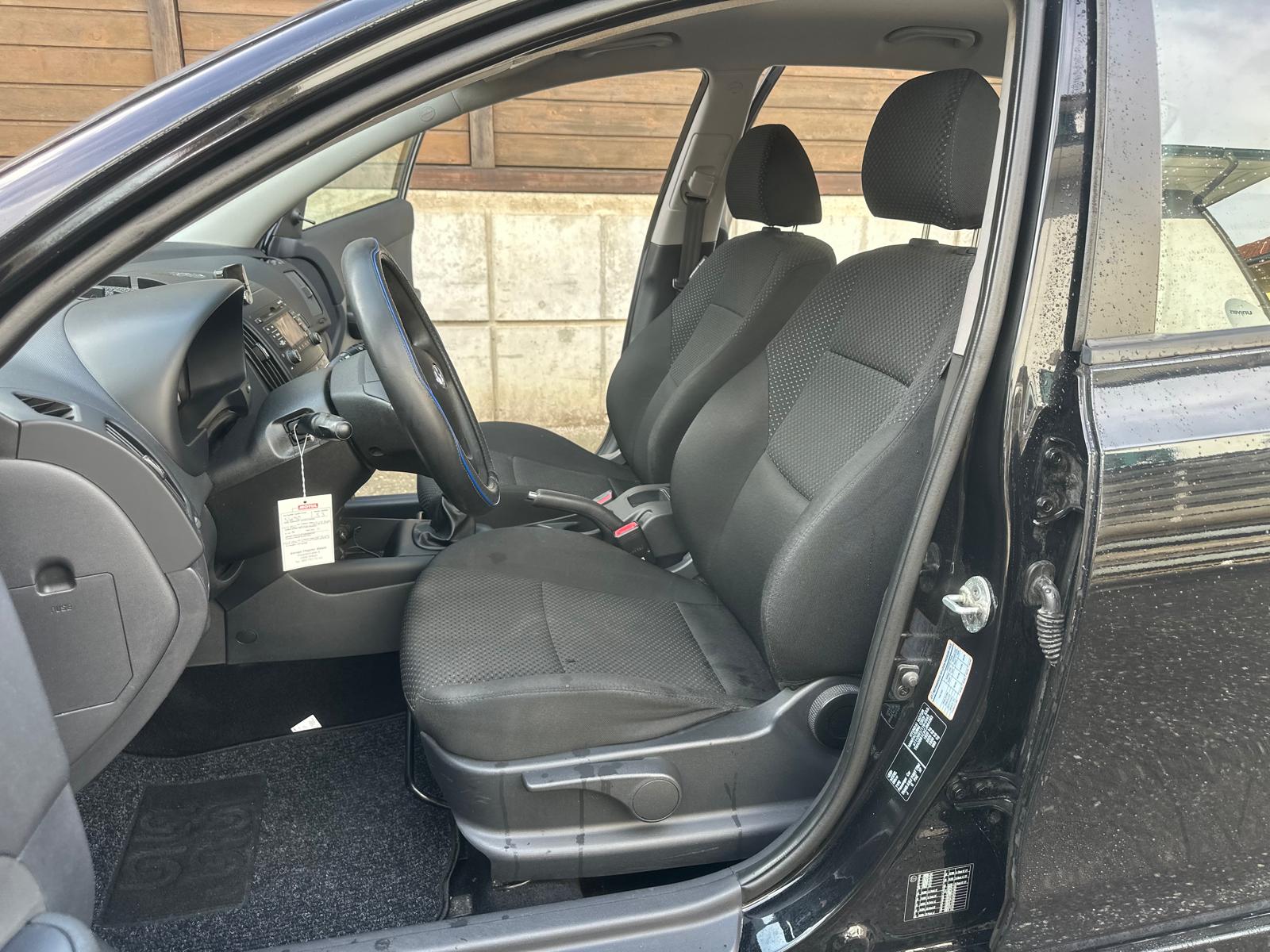 HYUNDAI i30 Wagon 1.4 Comfort-image-8