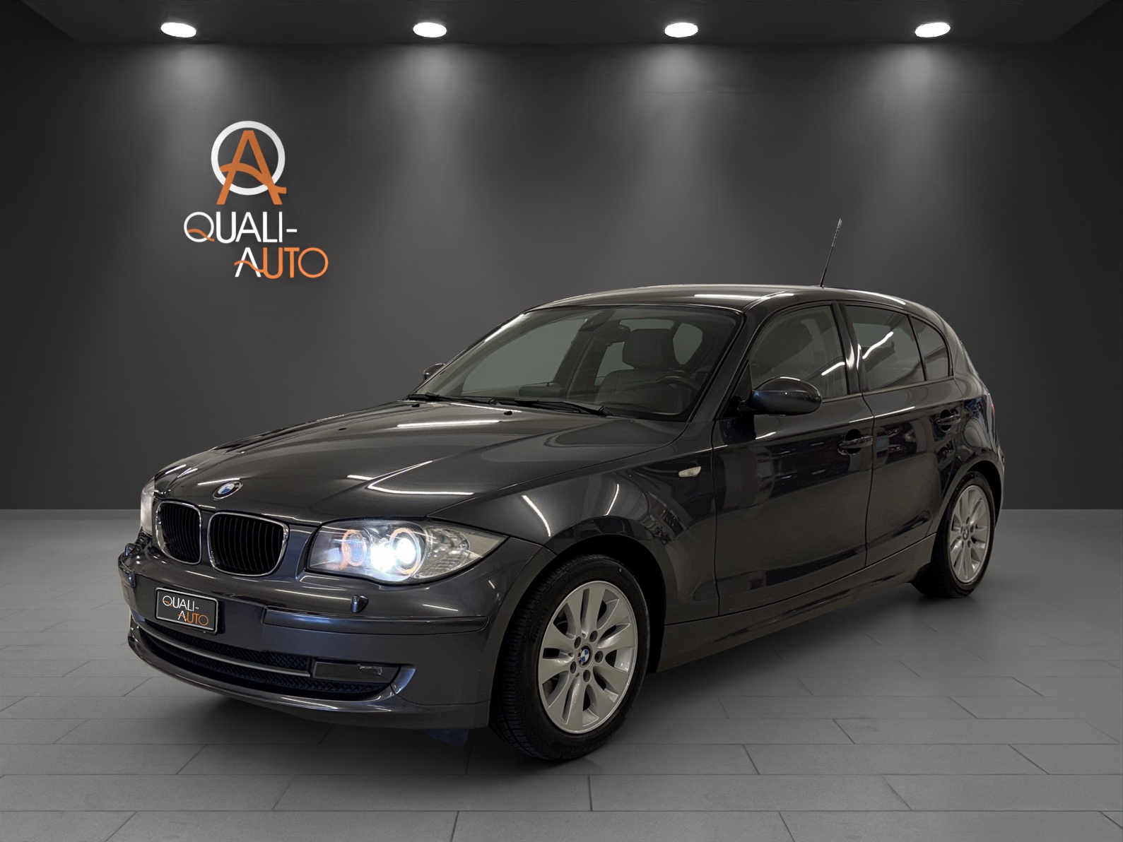 BMW 118i-showroom-element-2
