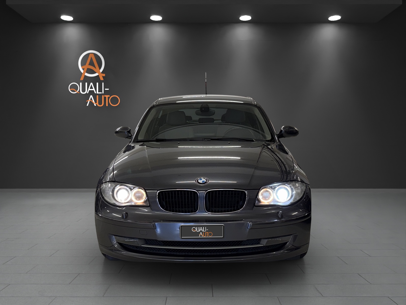 BMW 118i-showroom-element-1