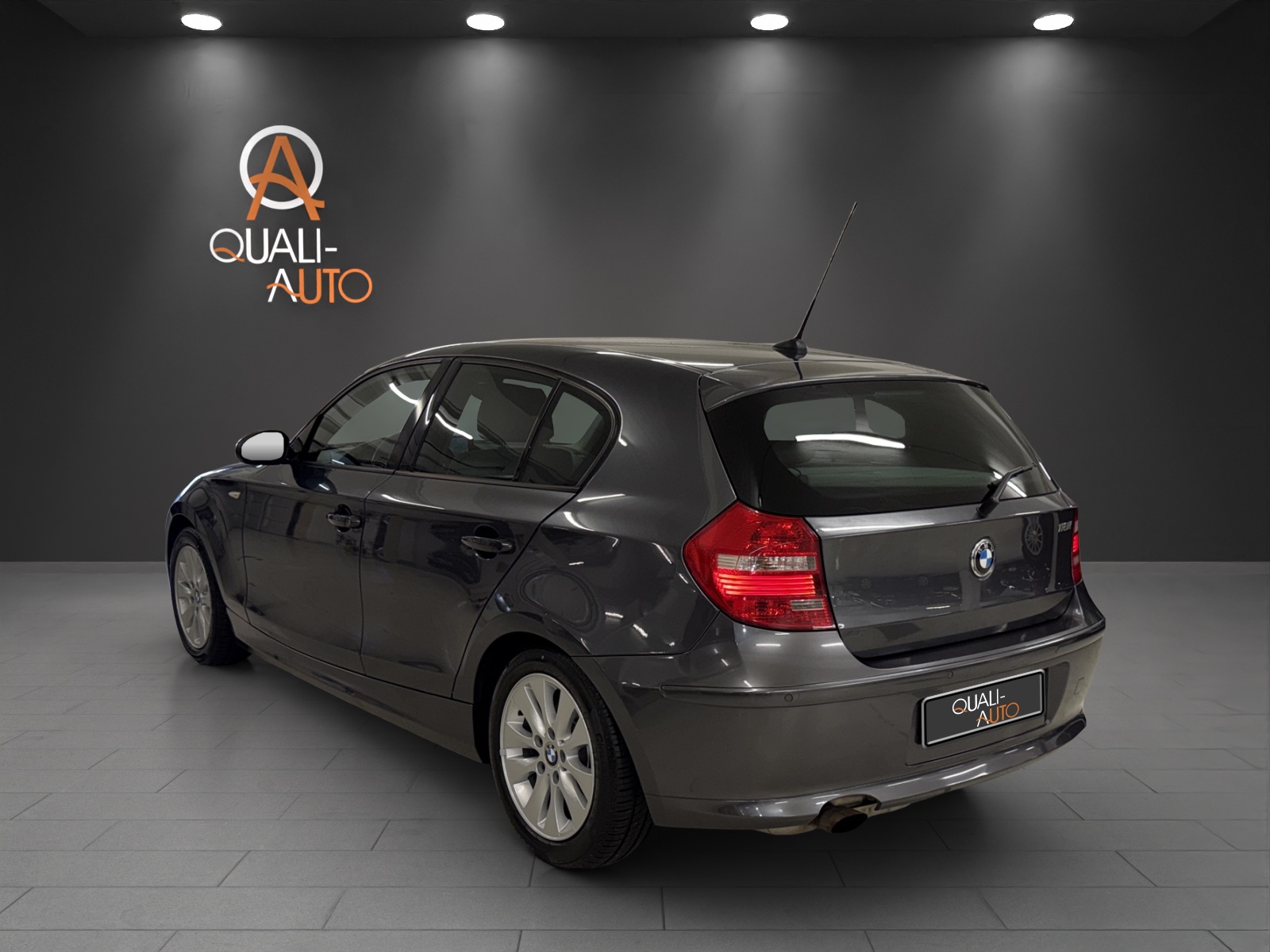 BMW 118i-showroom-element-3