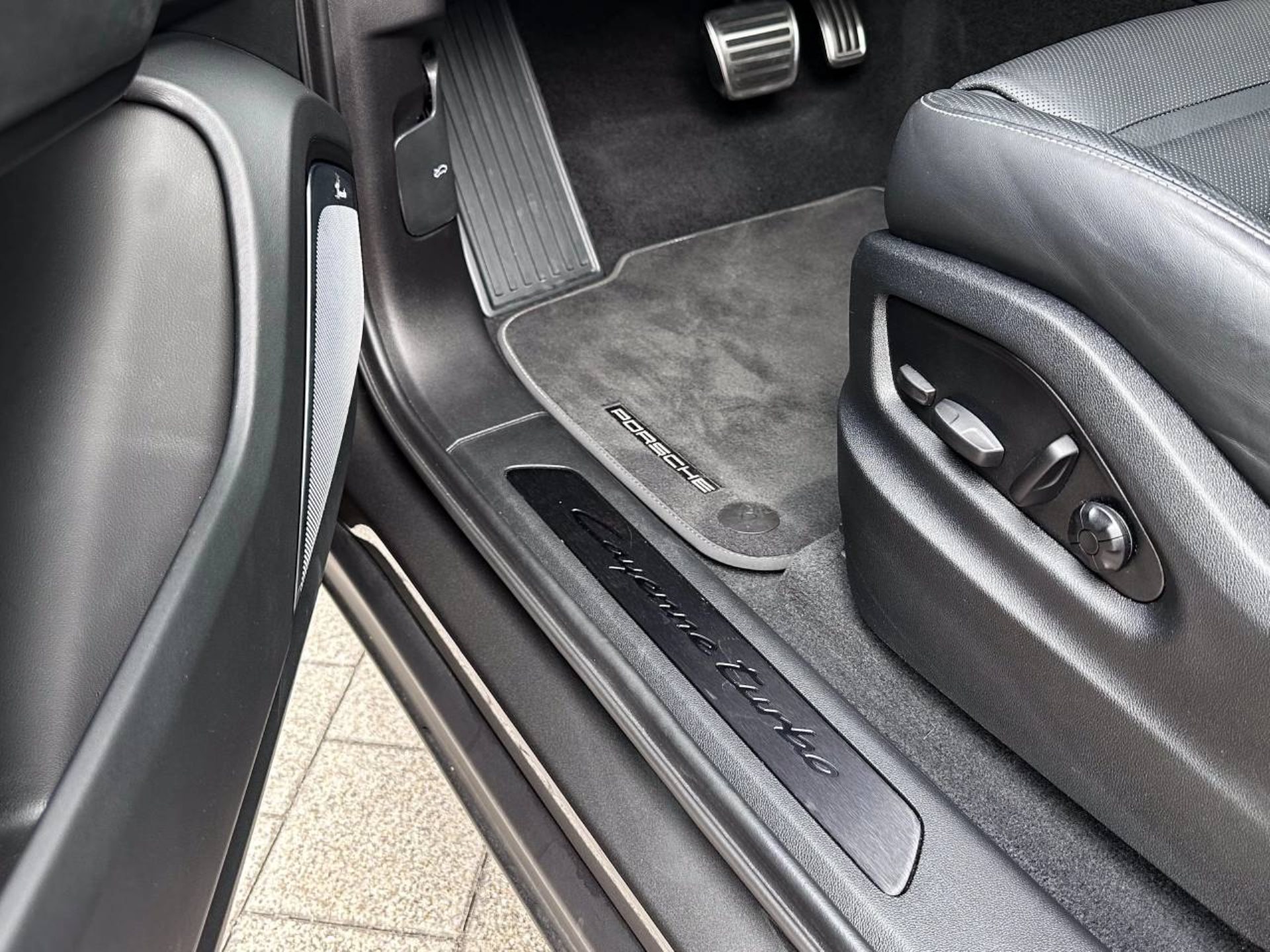 PORSCHE Cayenne Turbo E-Hybrid Coupé-image-28