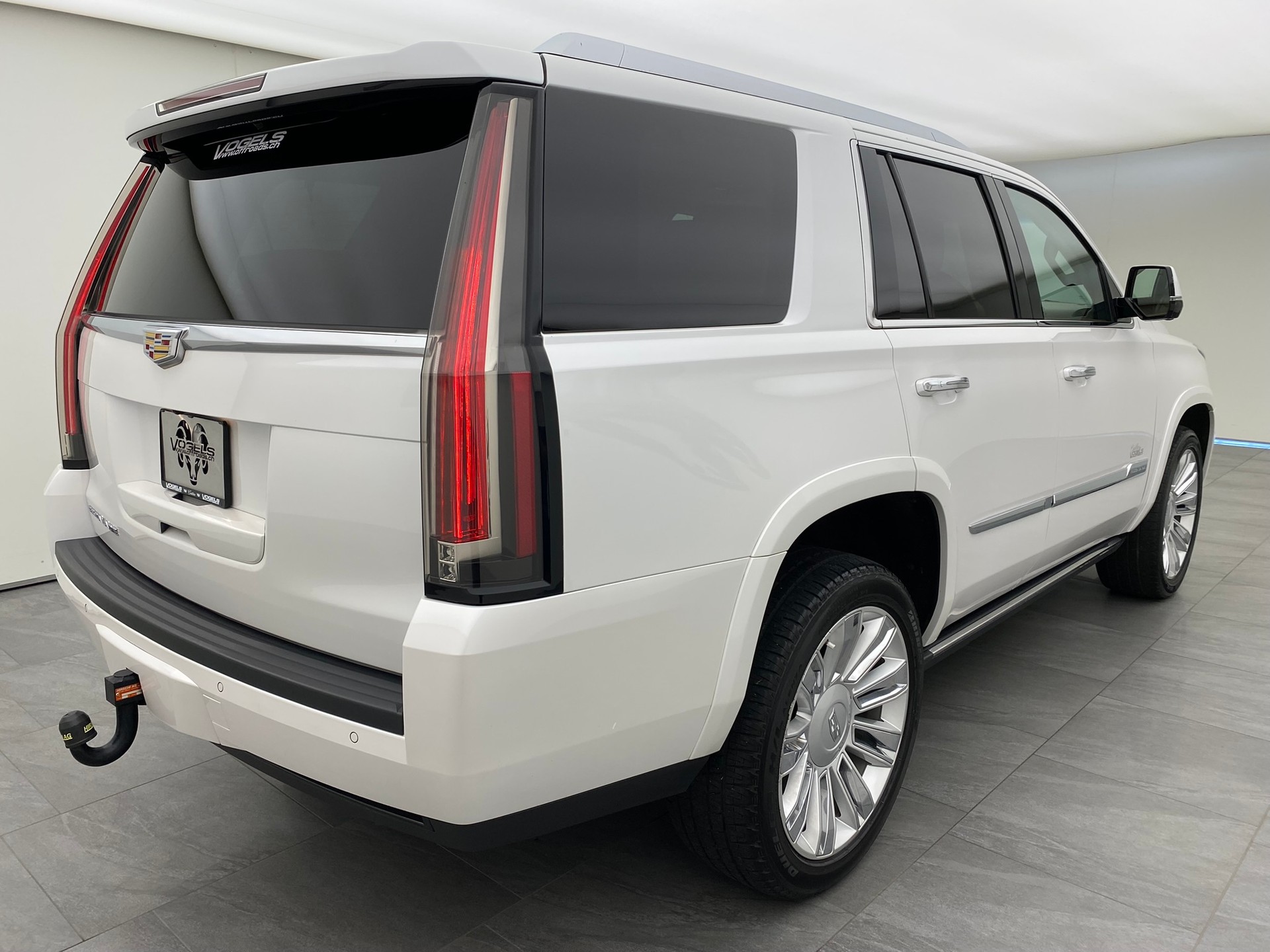 CADILLAC Escalade 6.2 AWD Platinum-showroom-element-3