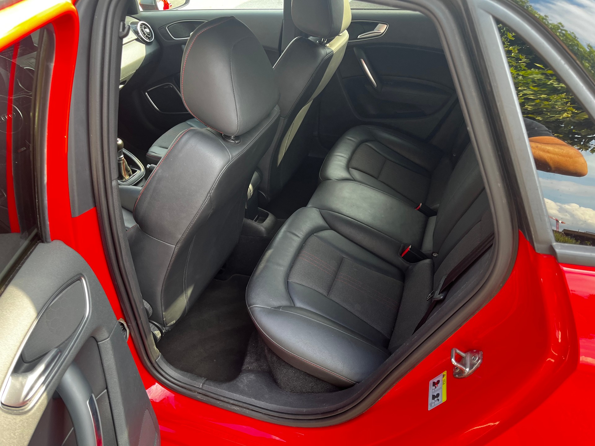 AUDI S1 Sportback 2.0 TFSI Sport quattro-image-3