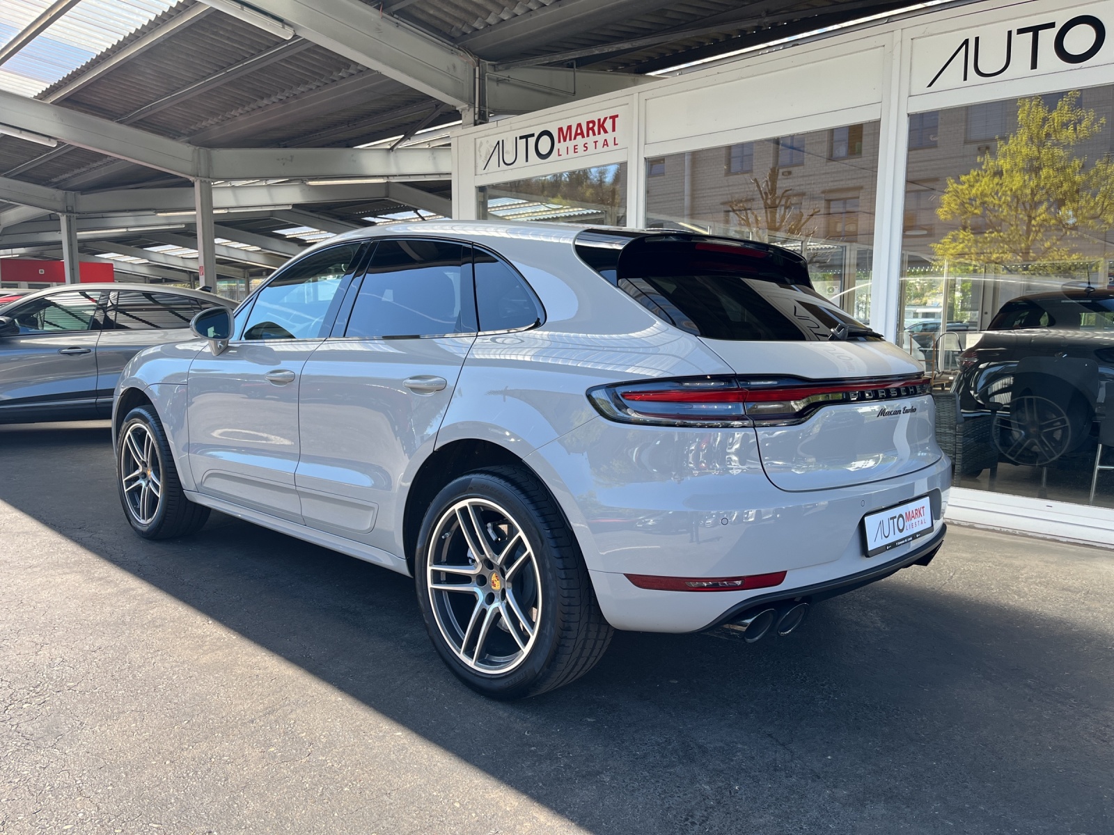 PORSCHE Macan Turbo PDK-showroom-element-2