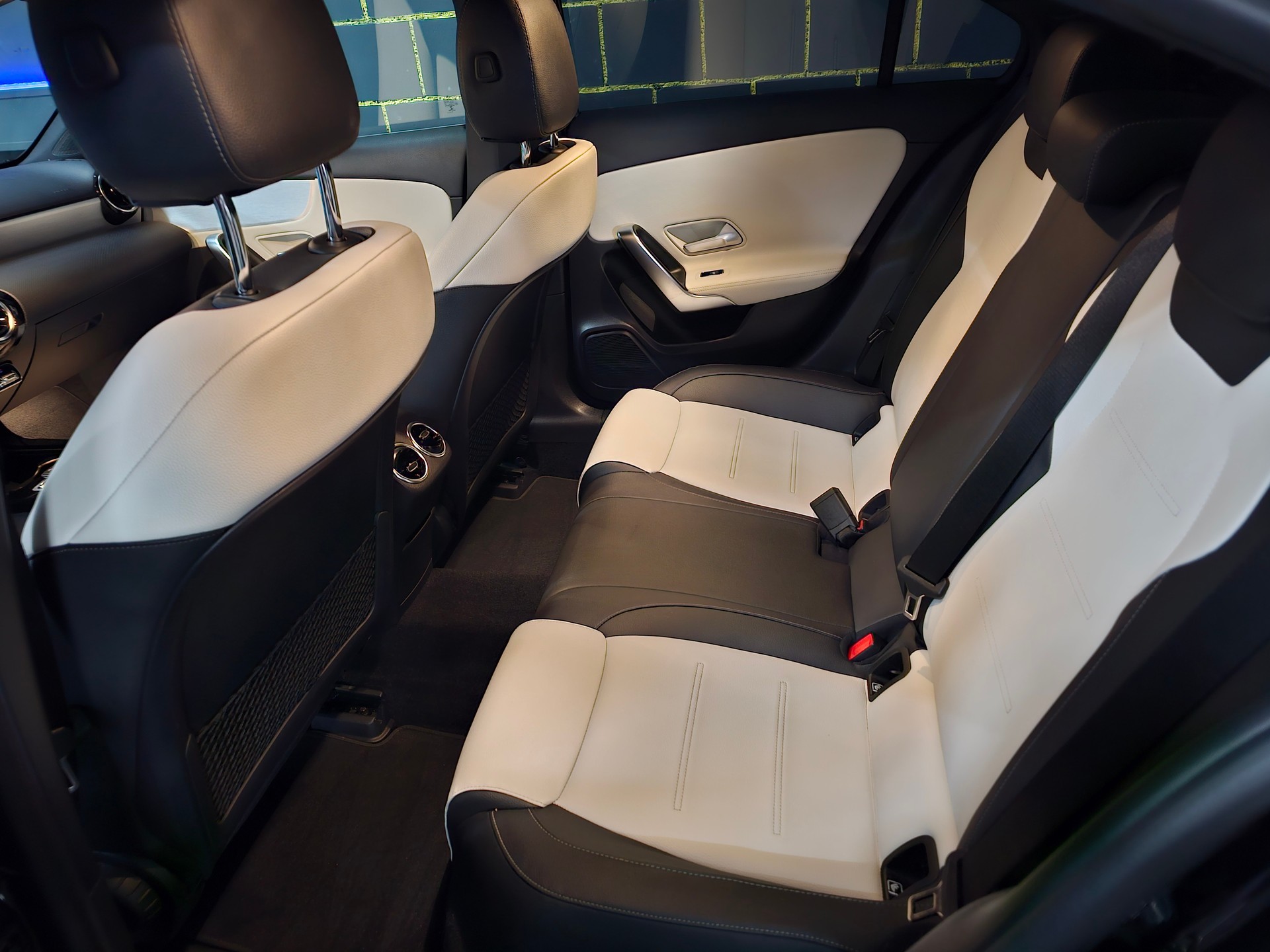 MERCEDES-BENZ A 250 AMG Line 7G-DCT-image-12