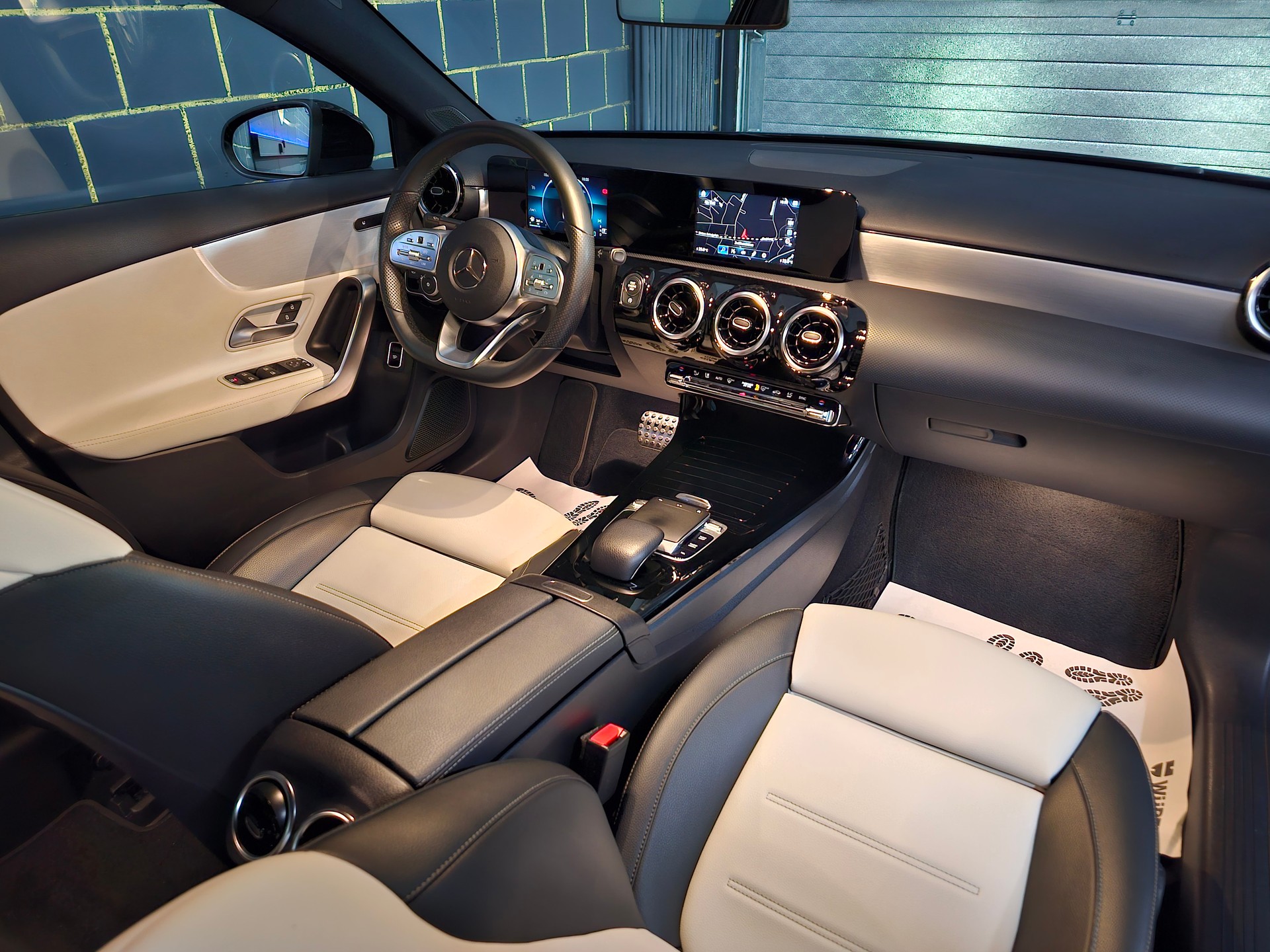 MERCEDES-BENZ A 250 AMG Line 7G-DCT-image-8