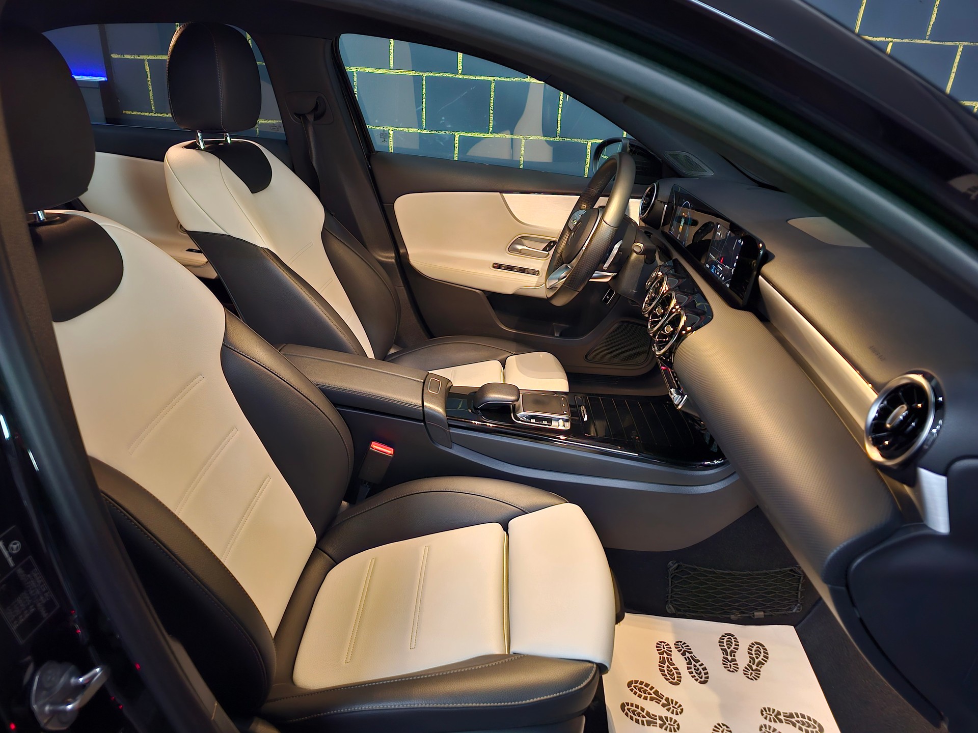 MERCEDES-BENZ A 250 AMG Line 7G-DCT-image-9