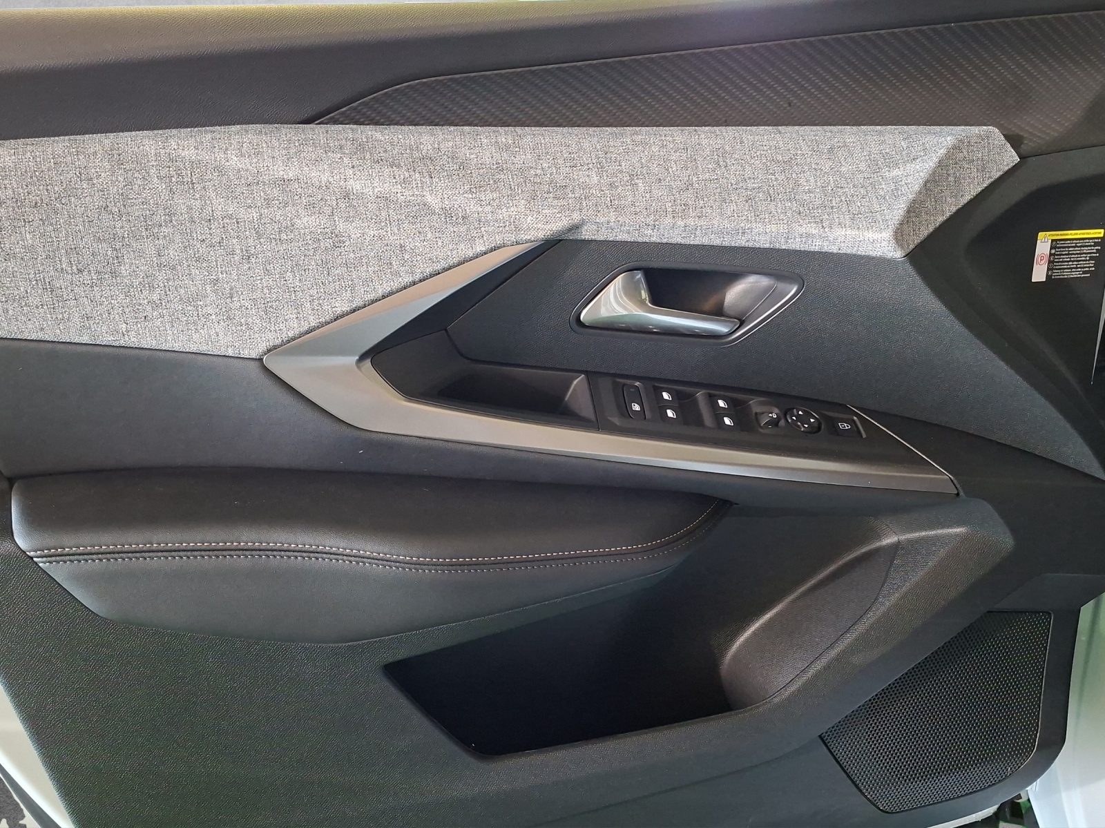 PEUGEOT 3008 e-Allure Premium AWD-image-10