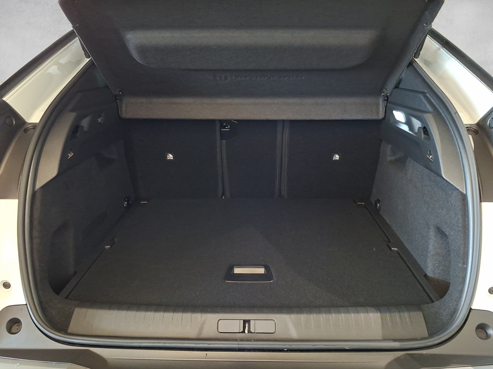 PEUGEOT 3008 e-Allure Premium AWD-image-12