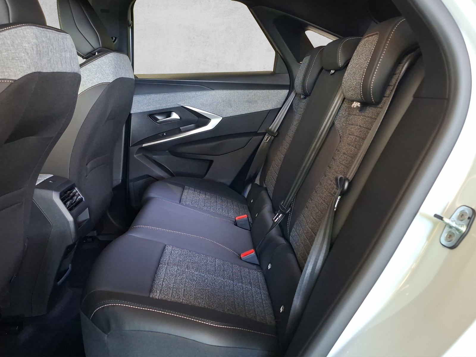 PEUGEOT 3008 e-Allure Premium AWD-image-11