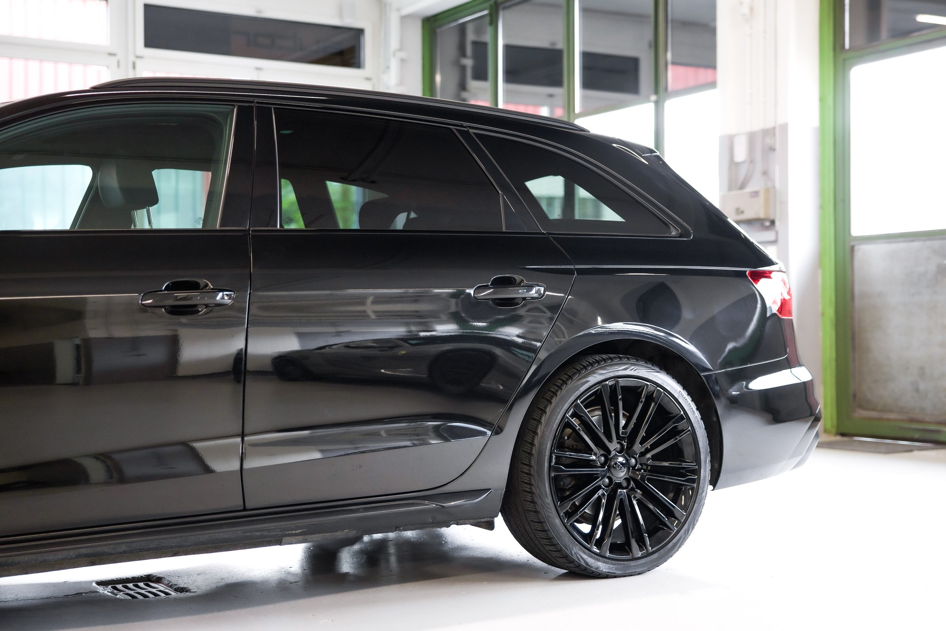 AUDI A4 Avant 35 TFSI S Line Sport S-Tronic-image-11