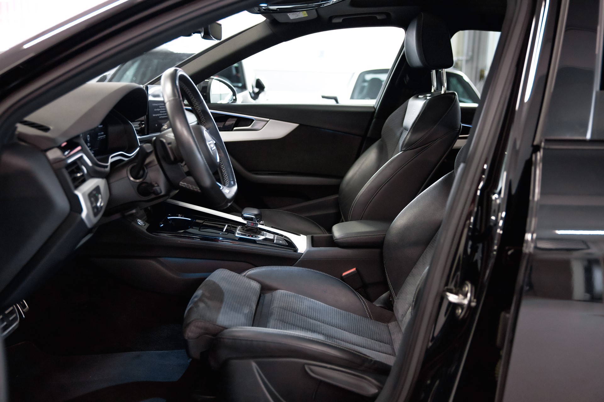 AUDI A4 Avant 35 TFSI S Line Sport S-Tronic-image-16