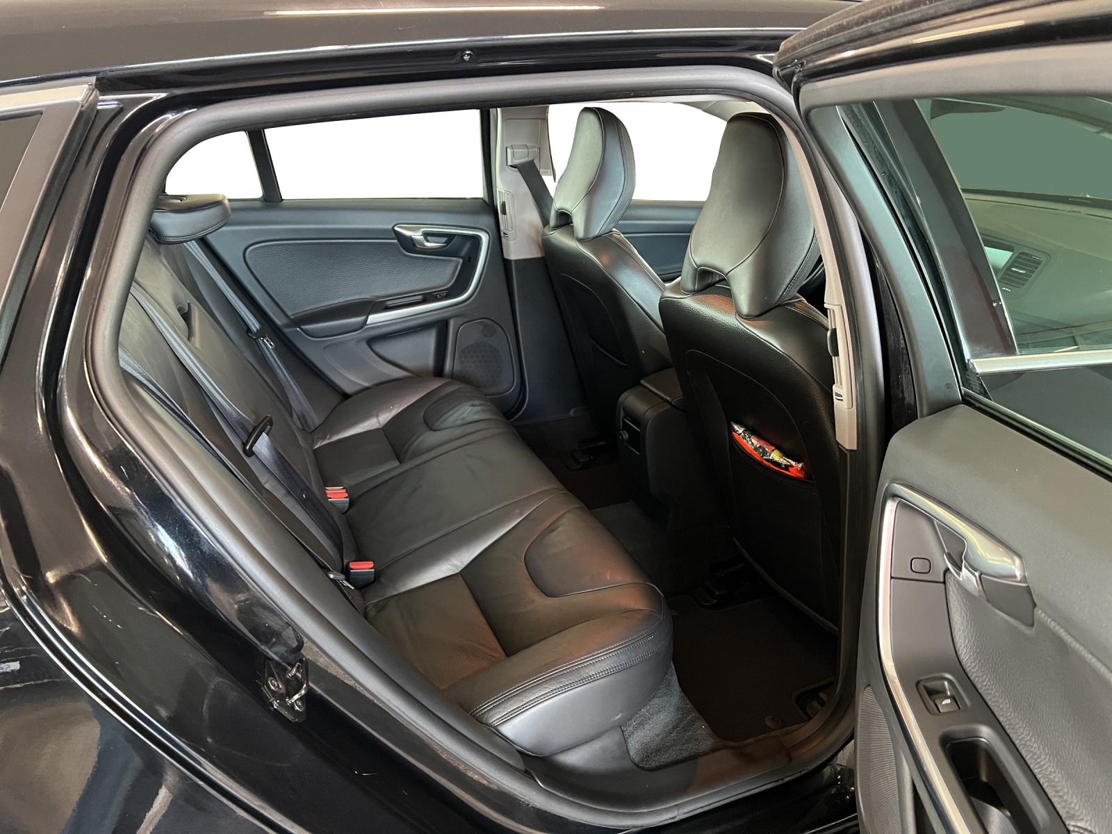 VOLVO V60 D5 AWD Summum Geartronic-image-7