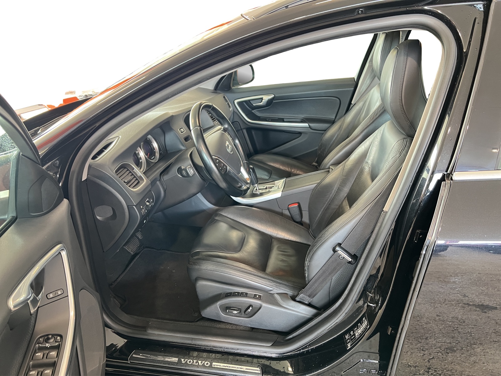 VOLVO V60 D5 AWD Summum Geartronic-image-8
