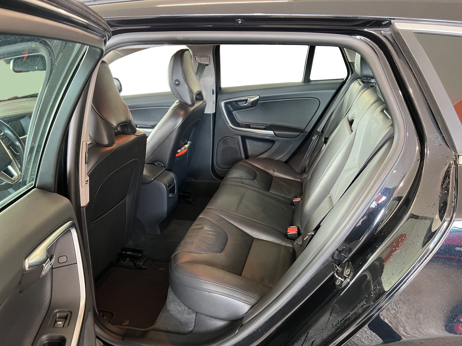 VOLVO V60 D5 AWD Summum Geartronic-image-10