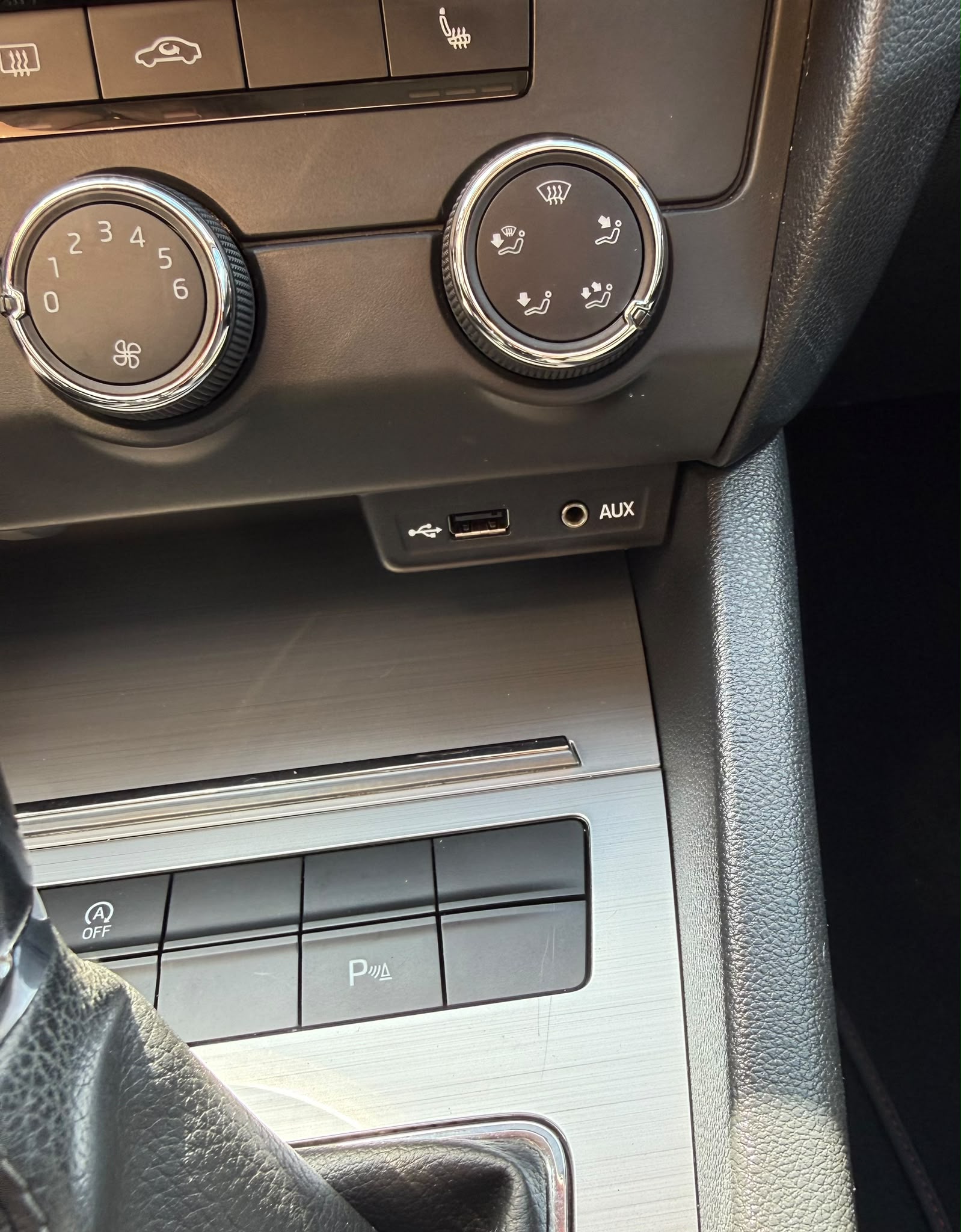 SKODA Octavia Combi 1.4 TSI Ambition-image-12