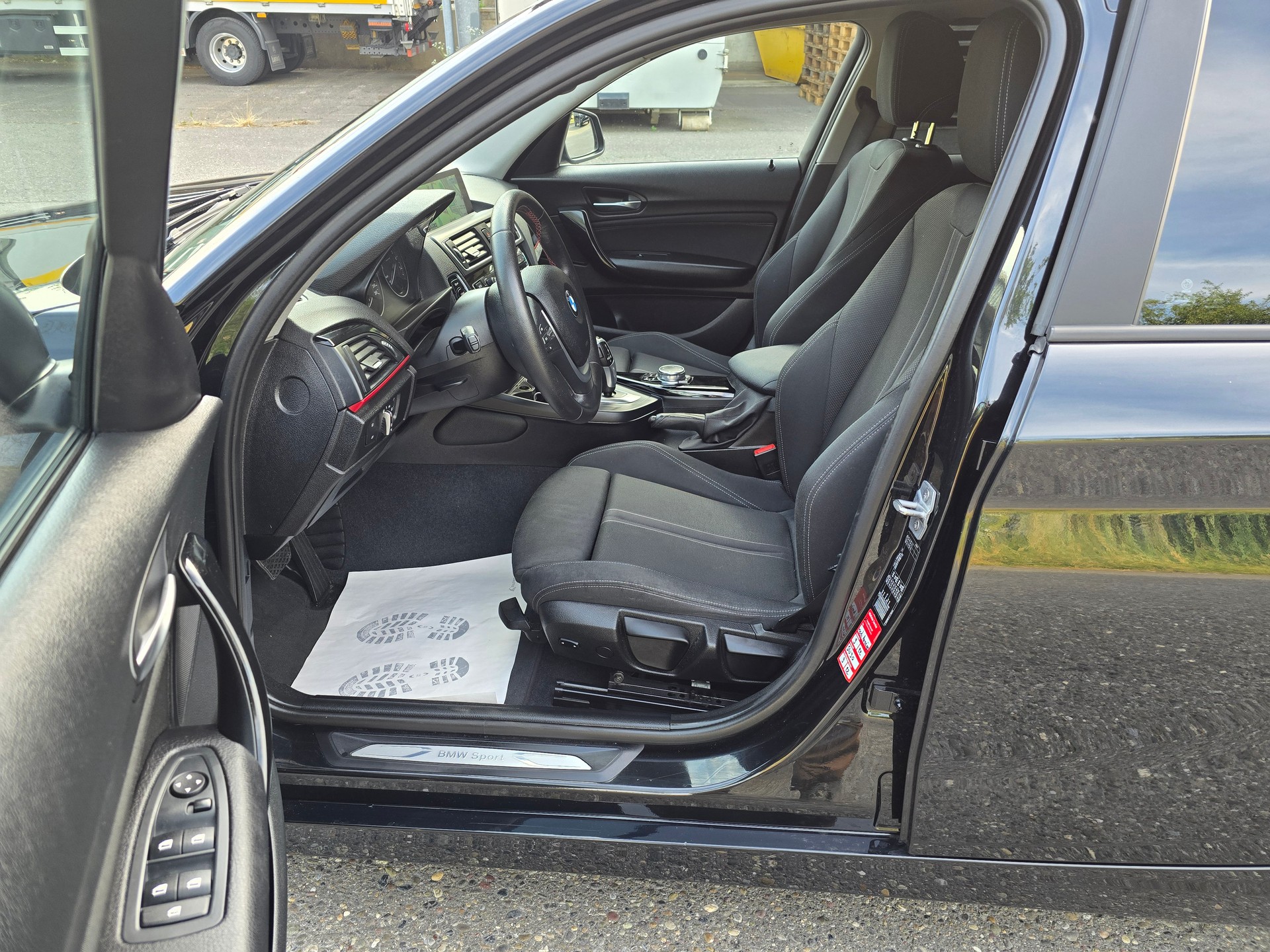 BMW 118i Urban Line Steptronic-image-11