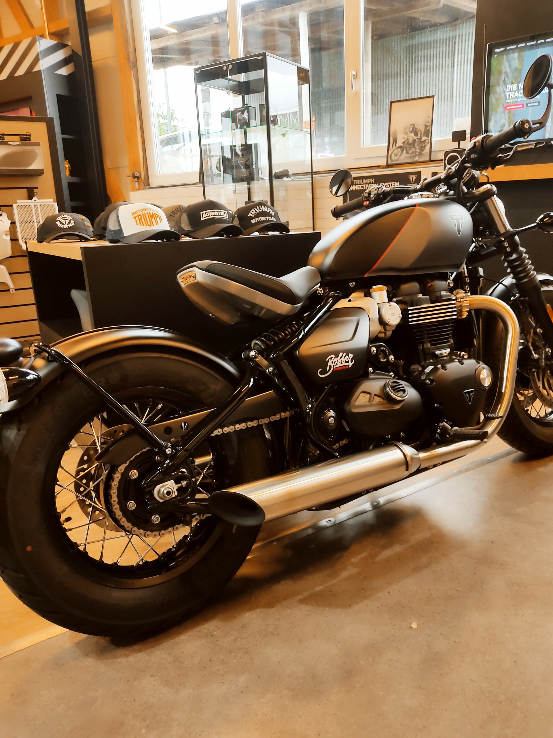 TRIUMPH Bonneville 1200 Bobber-image-2