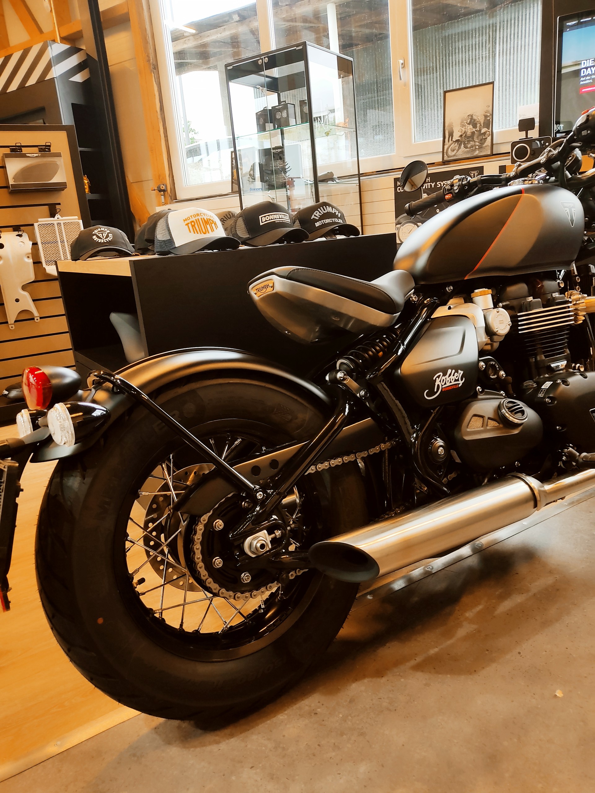 TRIUMPH Bonneville 1200 Bobber-image-3