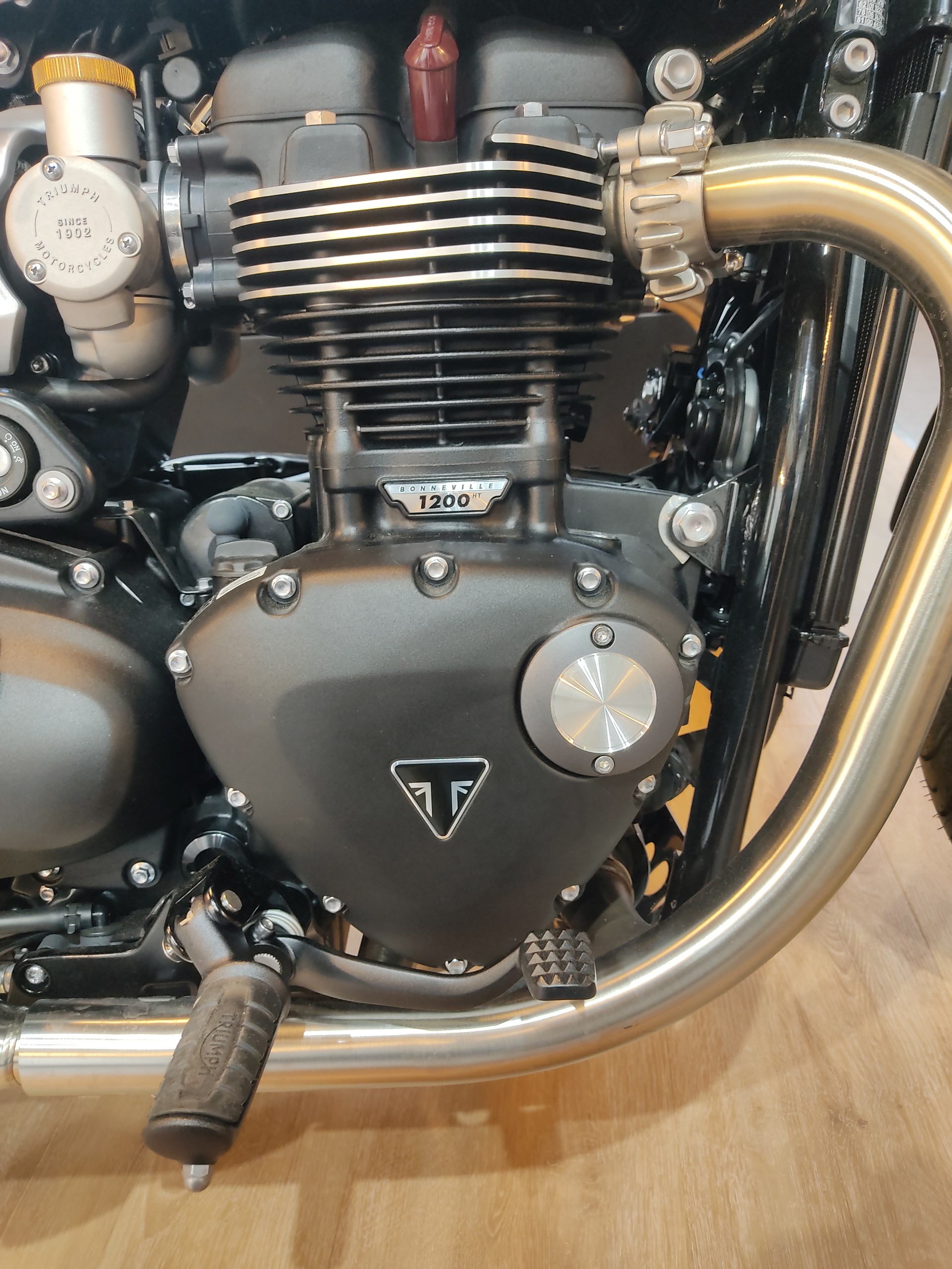 TRIUMPH Bonneville 1200 Bobber-image-6