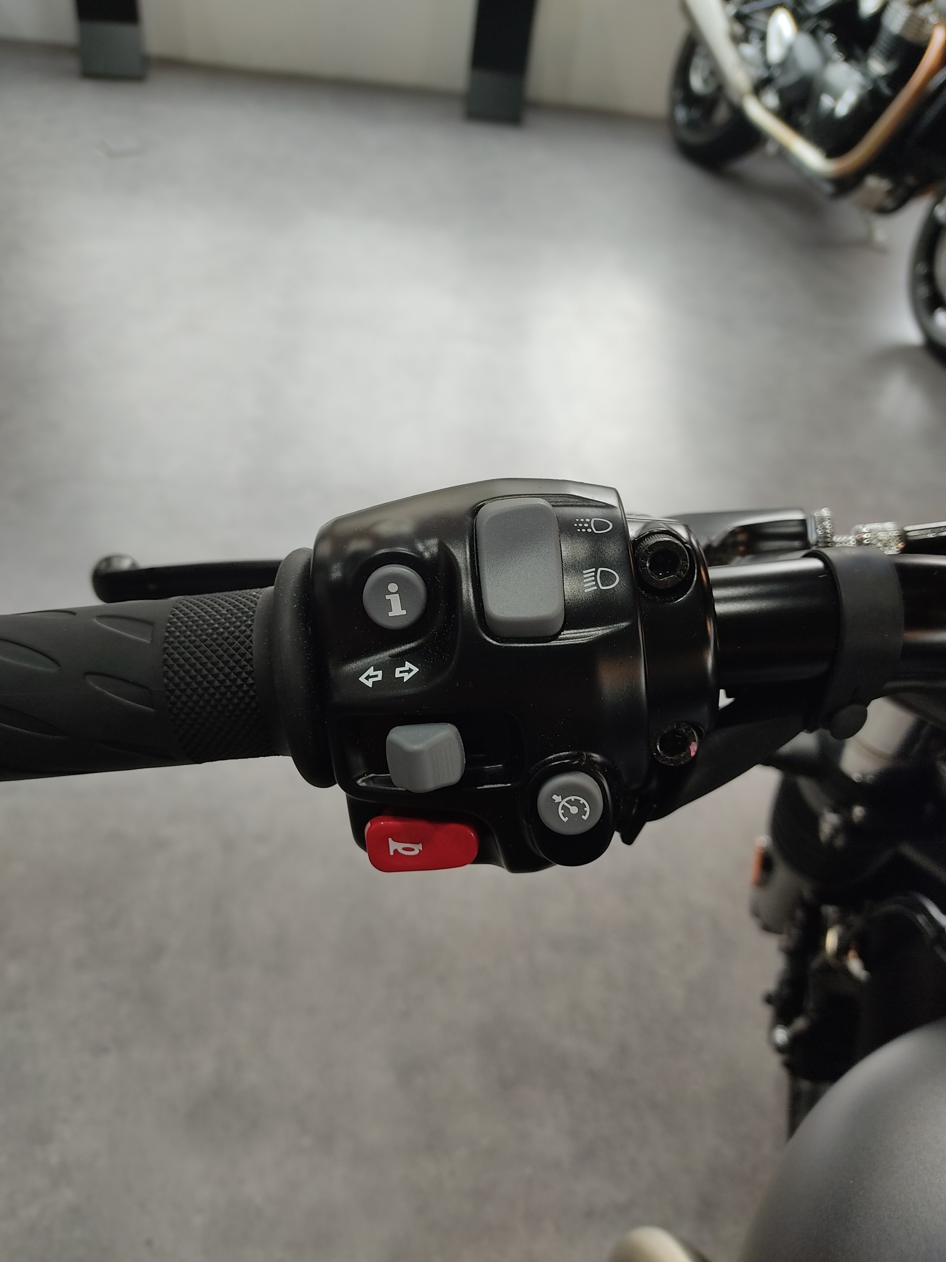 TRIUMPH Bonneville 1200 Bobber-image-7