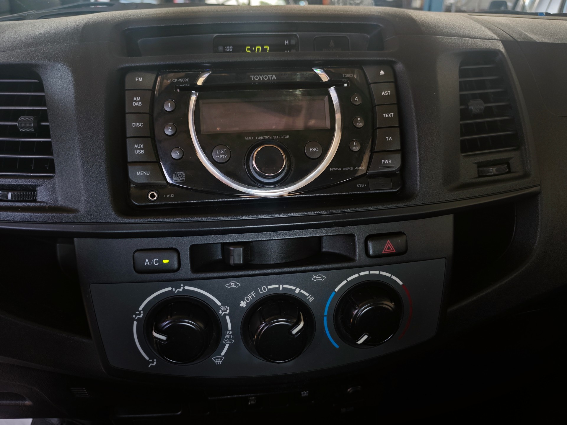 TOYOTA Hilux 2.5D 4WD Double Cab Luna-image-2