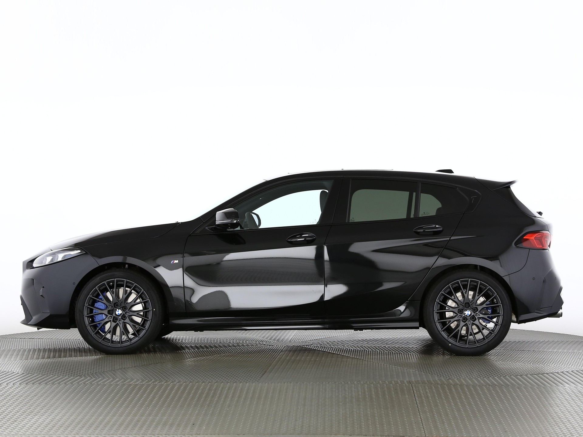 BMW M135i xDrive-showroom-element-2