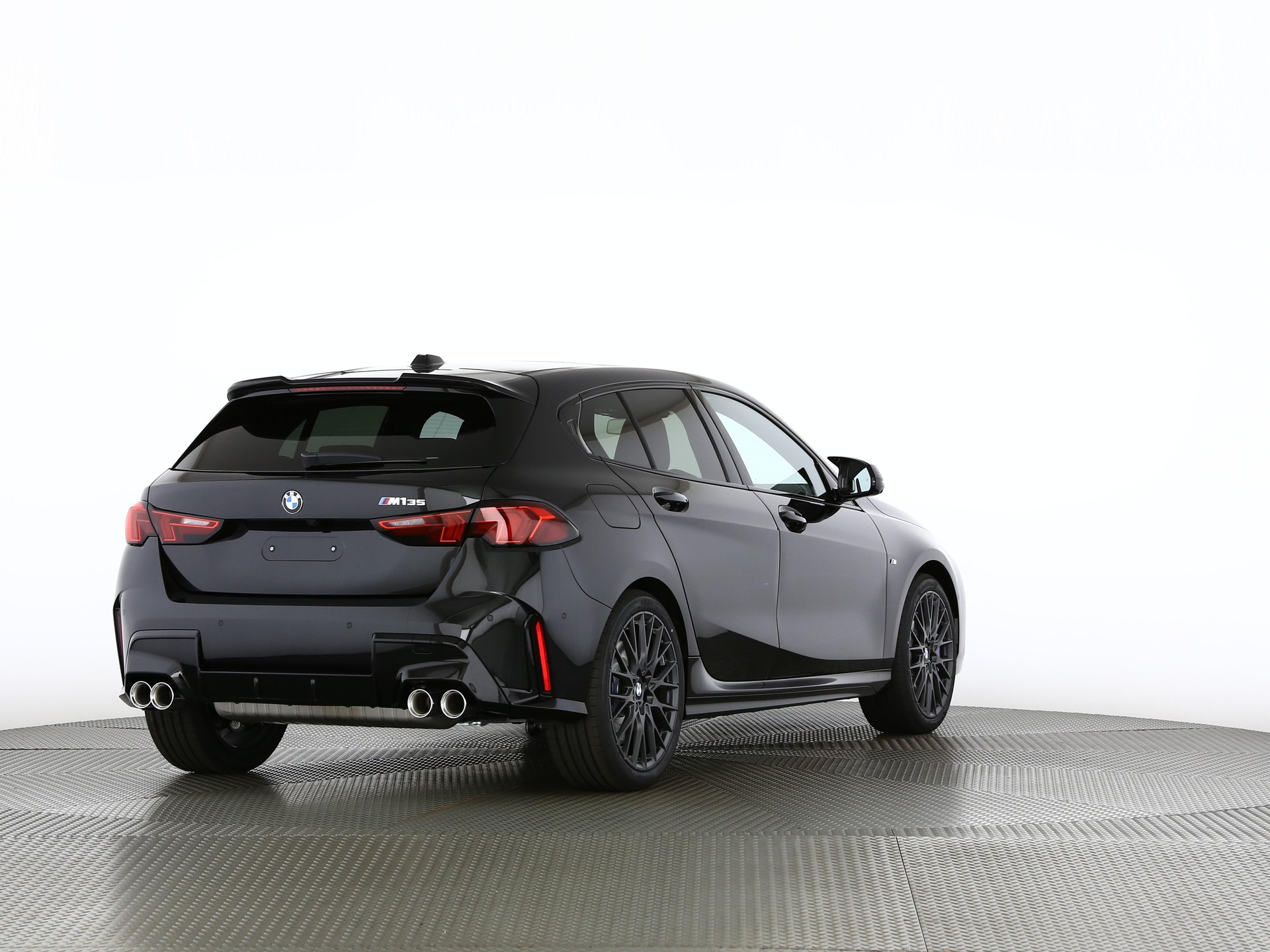 BMW M135i xDrive-showroom-element-1