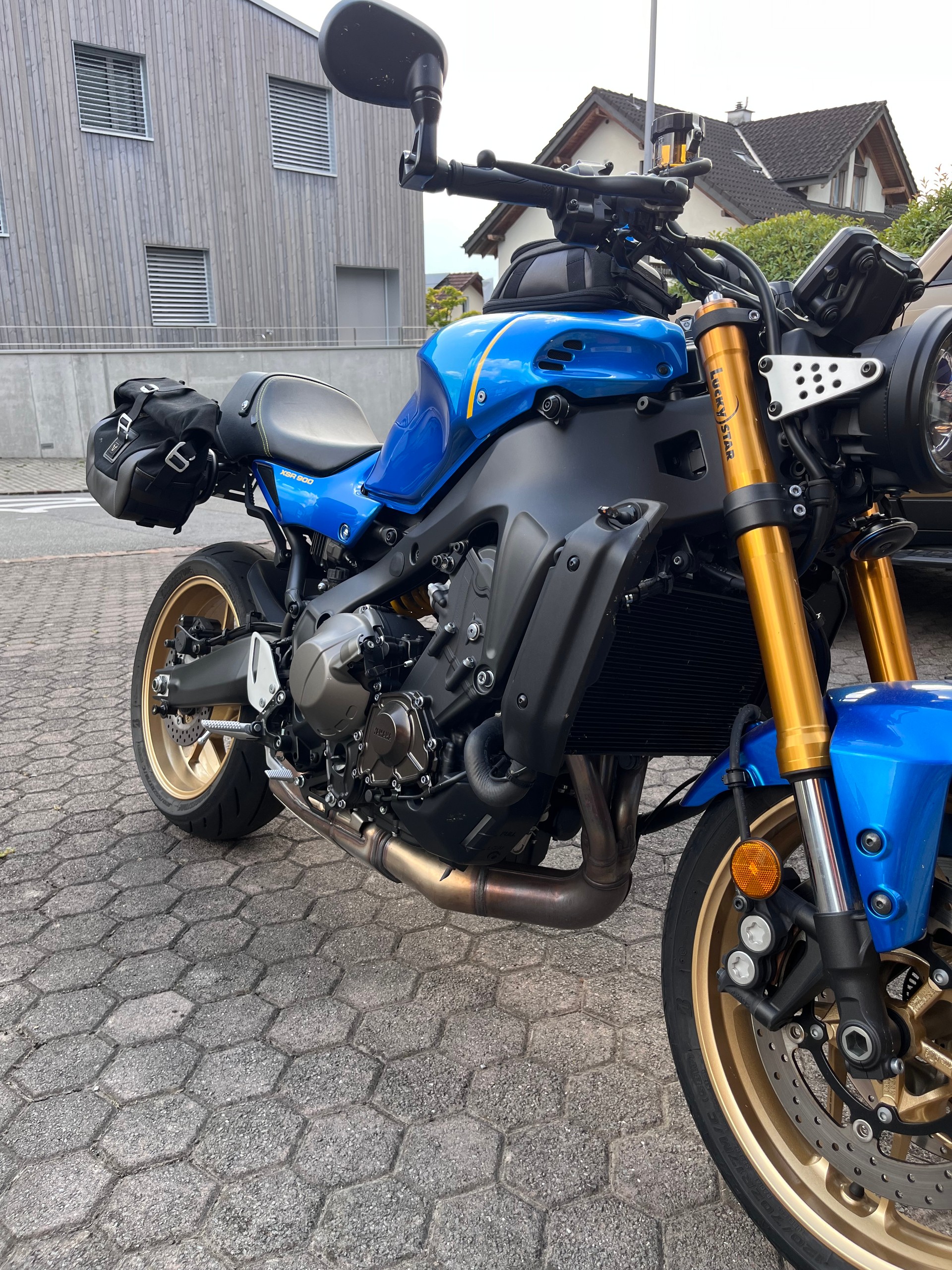 YAMAHA XSR 900-image-1