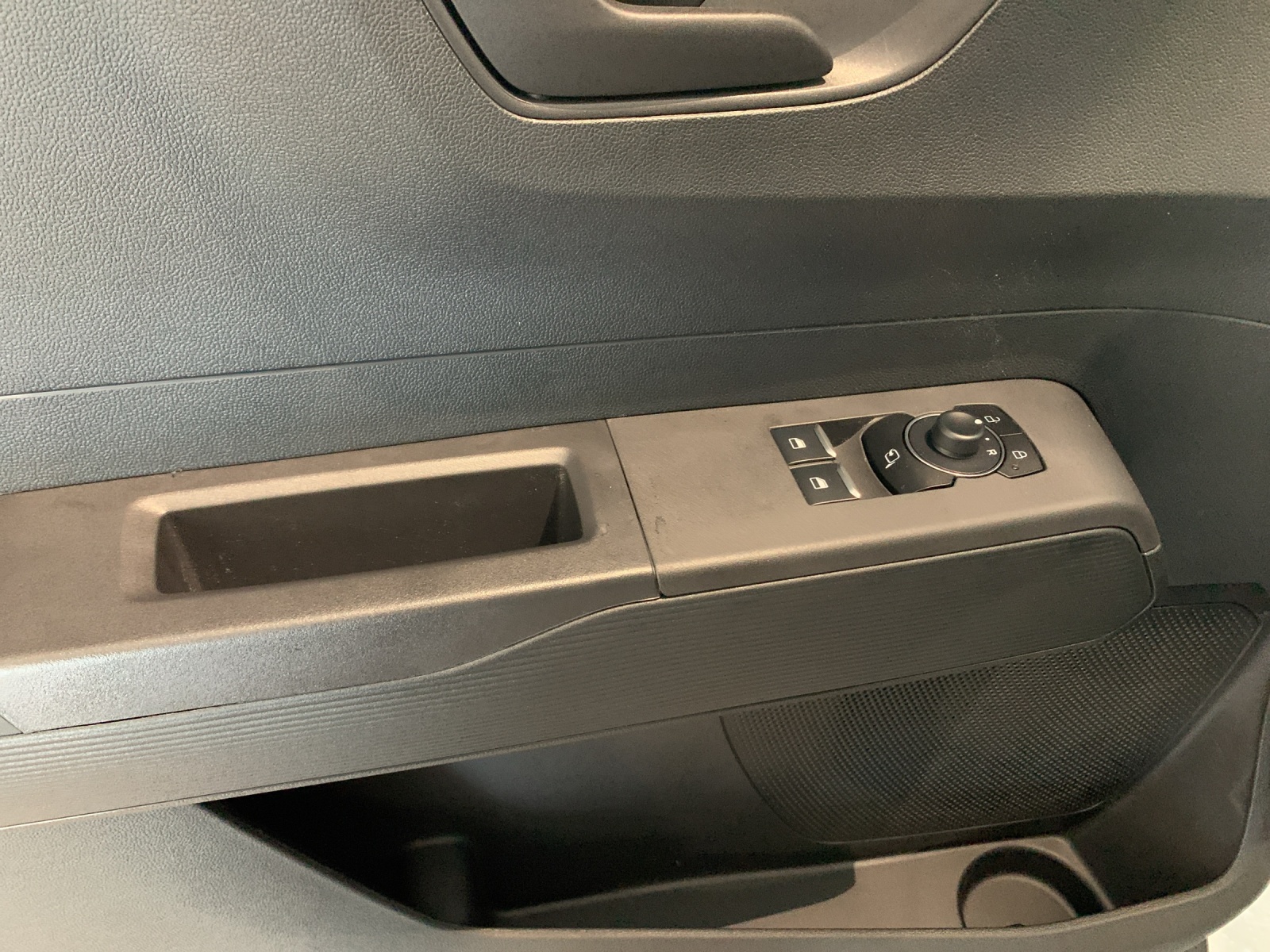 FORD E-Transit Courier Van Trend-image-7