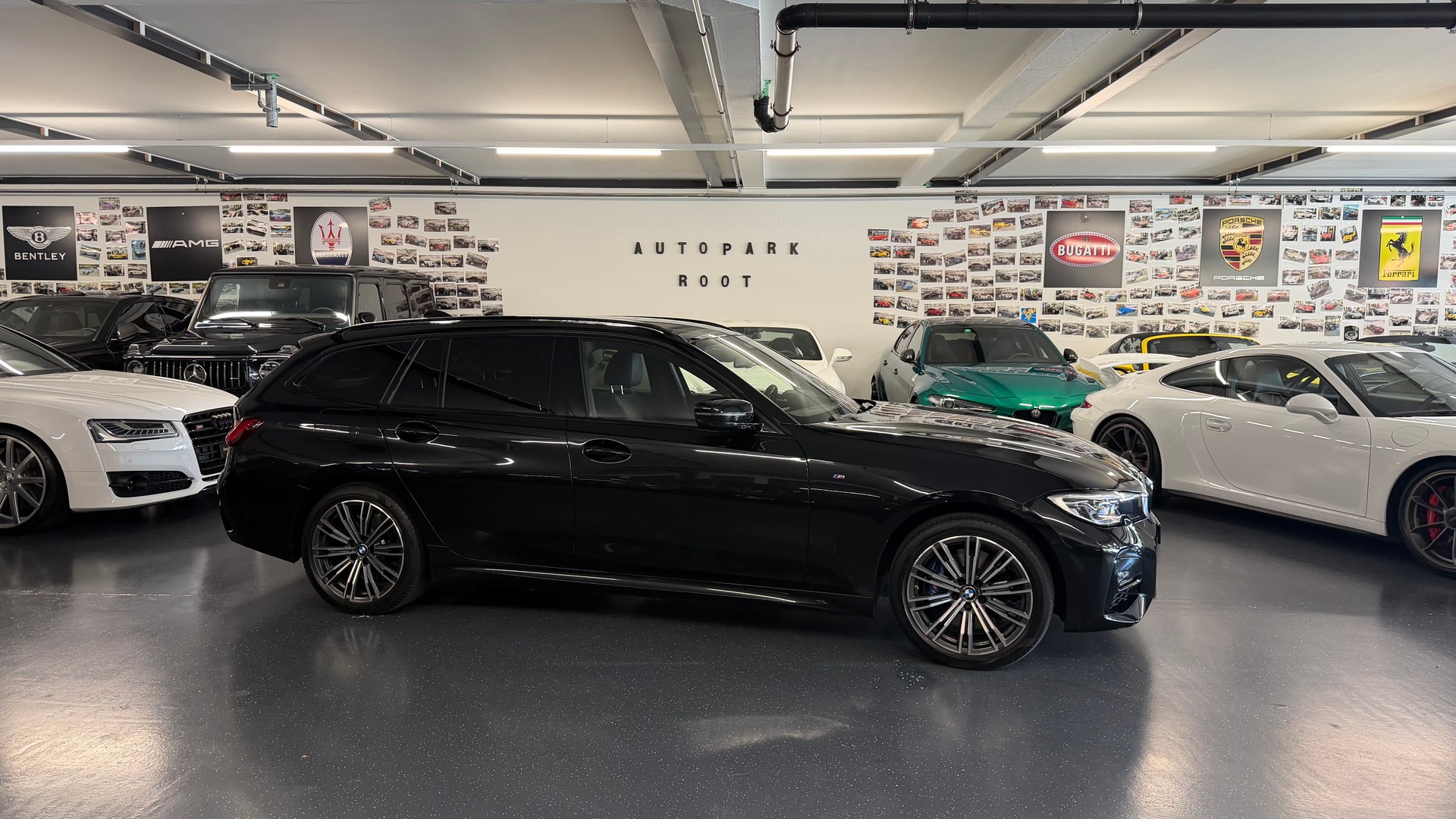 BMW 330e x DriveTouring Pure M Sport Steptronic-showroom-element-1