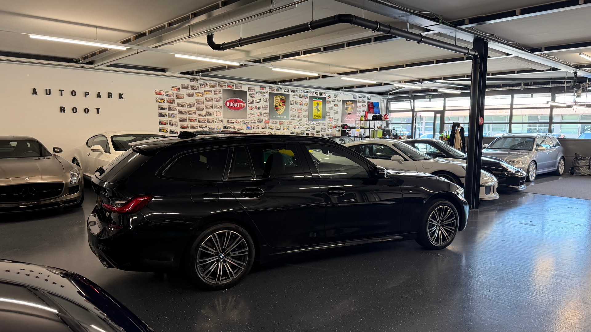 BMW 330e x DriveTouring Pure M Sport Steptronic-showroom-element-2