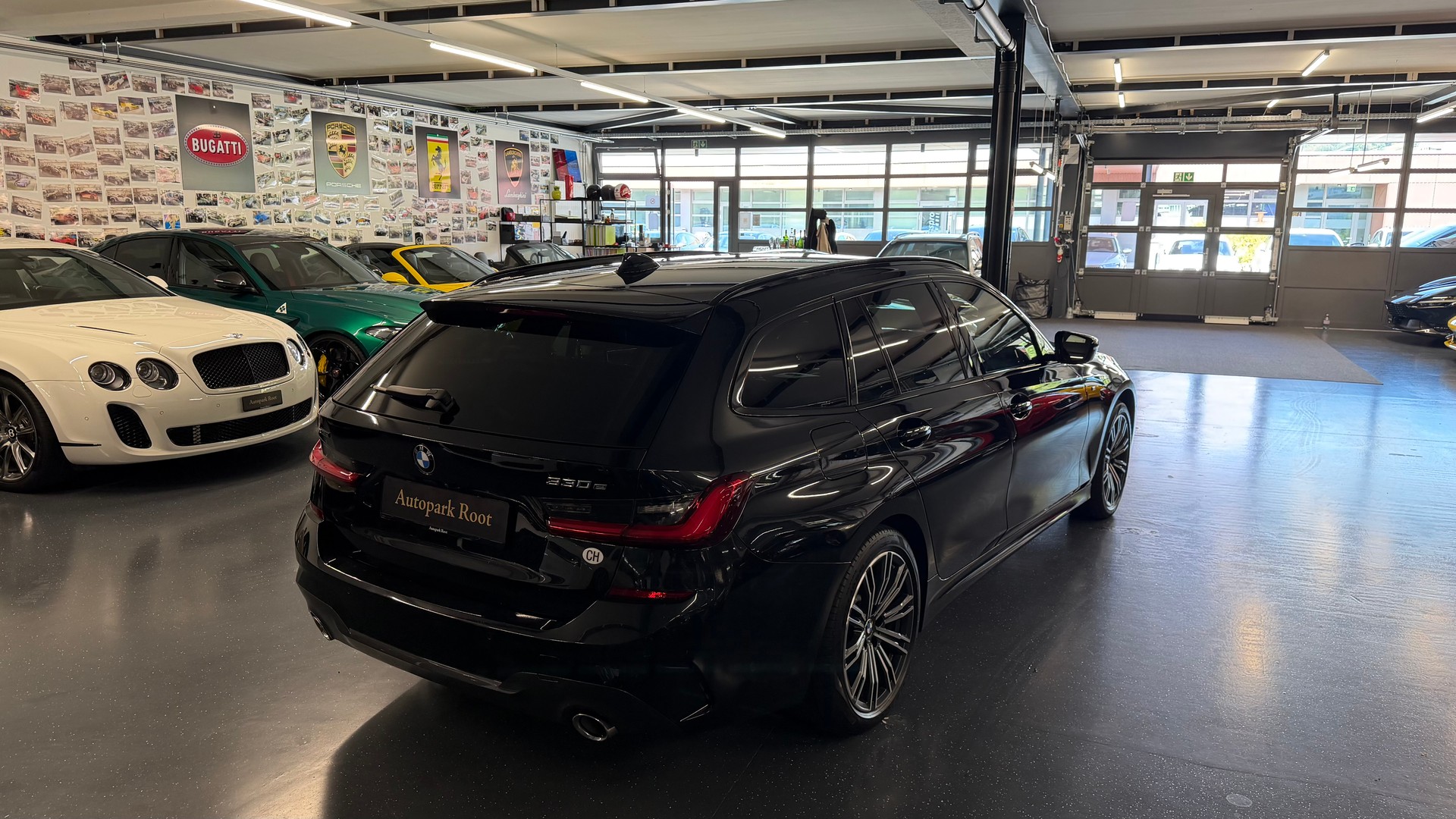 BMW 330e x DriveTouring Pure M Sport Steptronic-showroom-element-3