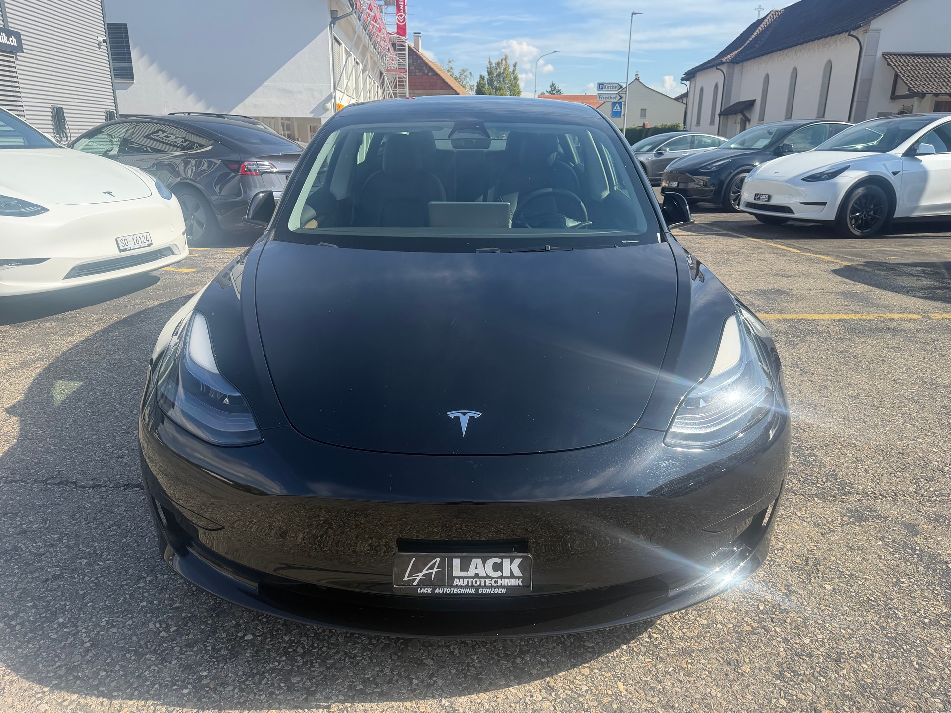 TESLA Model 3-showroom-element-2