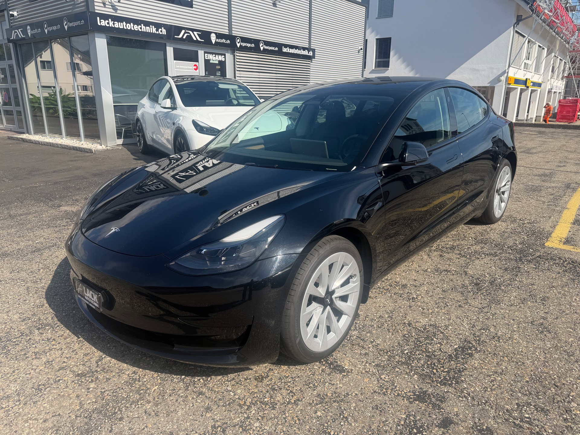 TESLA Model 3-showroom-element-1