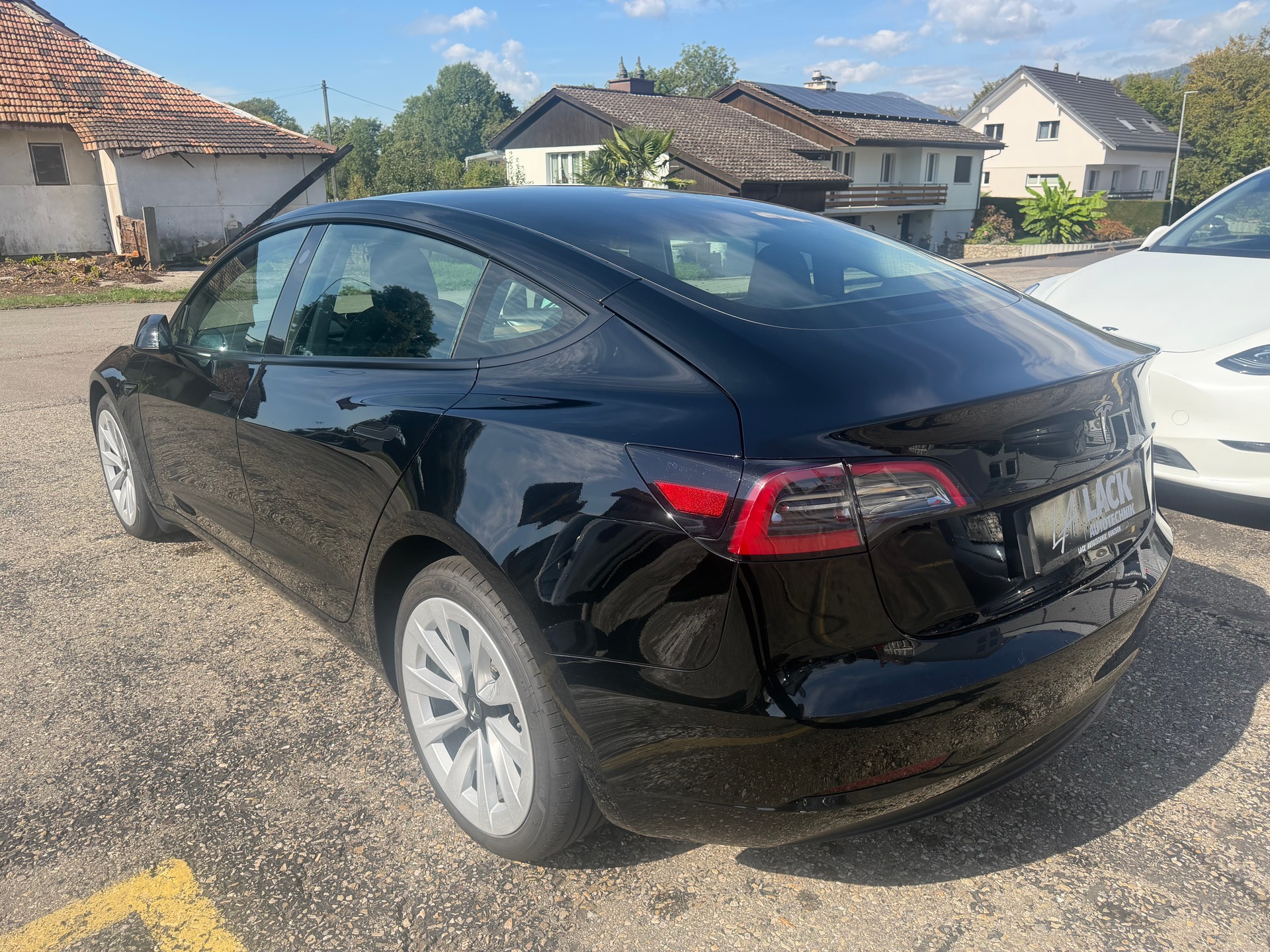 TESLA Model 3-showroom-element-3